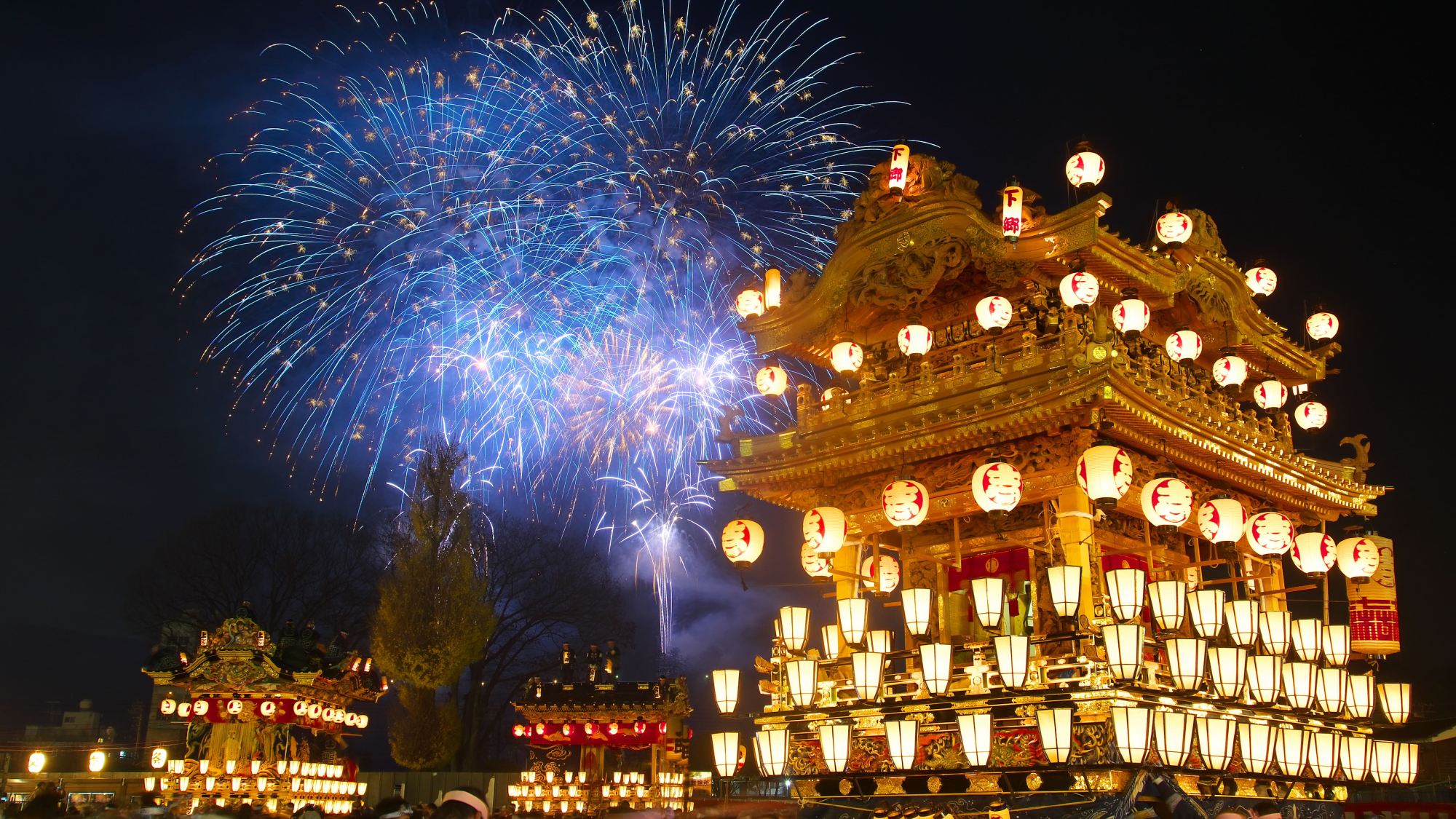 ・【秩父夜祭】豪華な屋台をバックに夜空に広がる花火が楽しめます