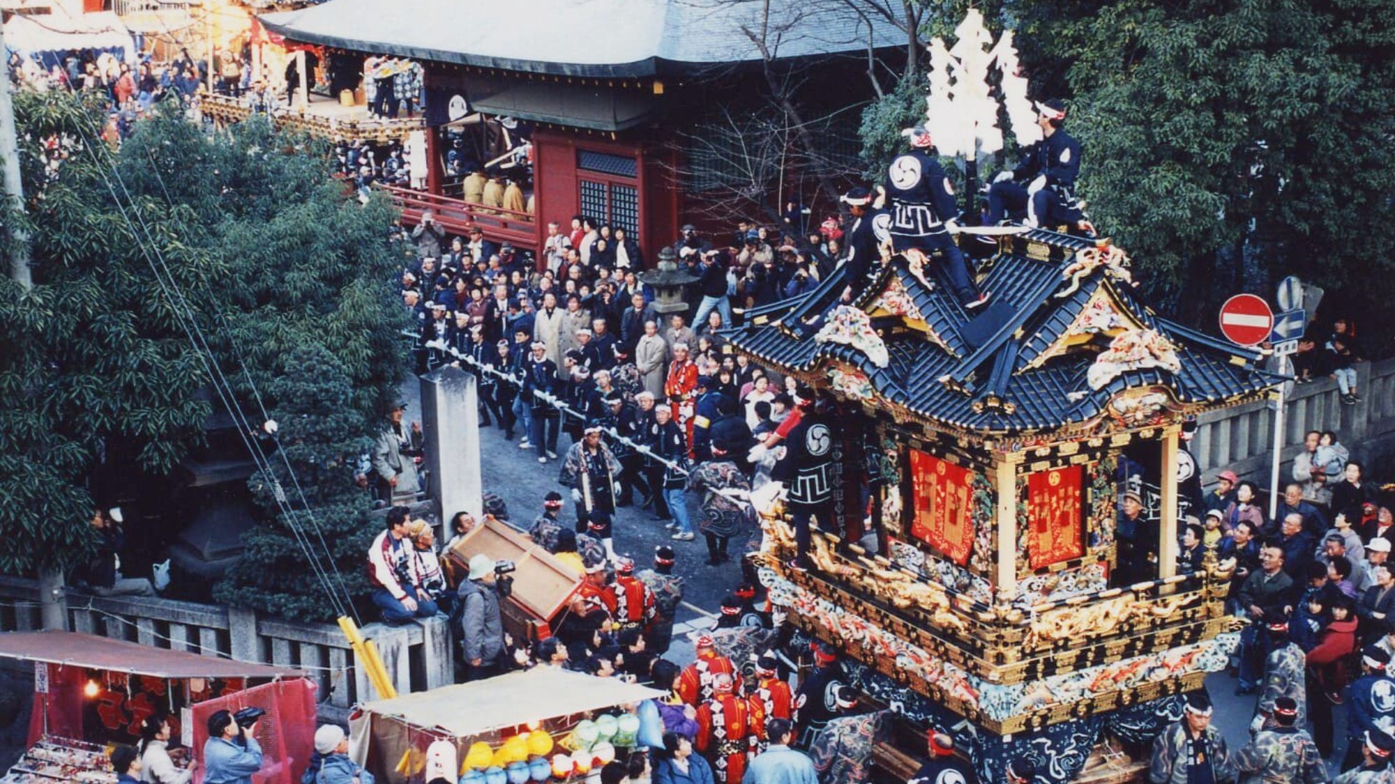 ・【秩父夜祭】お祭りには屋台も出店され 大勢の人々でにぎわいを見せます