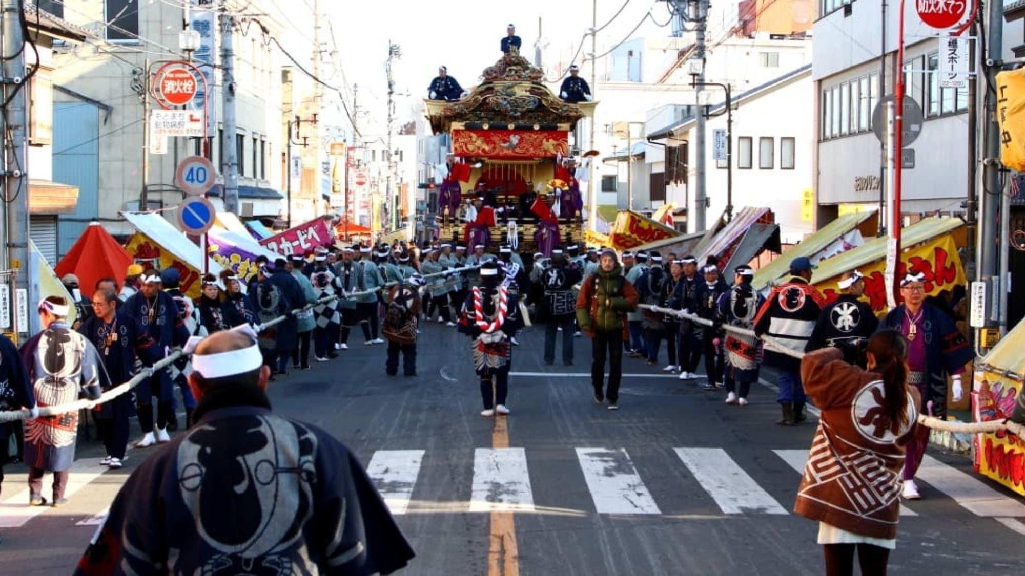 ・【秩父夜祭】街道を練り歩く山車の曳き廻しは圧巻です