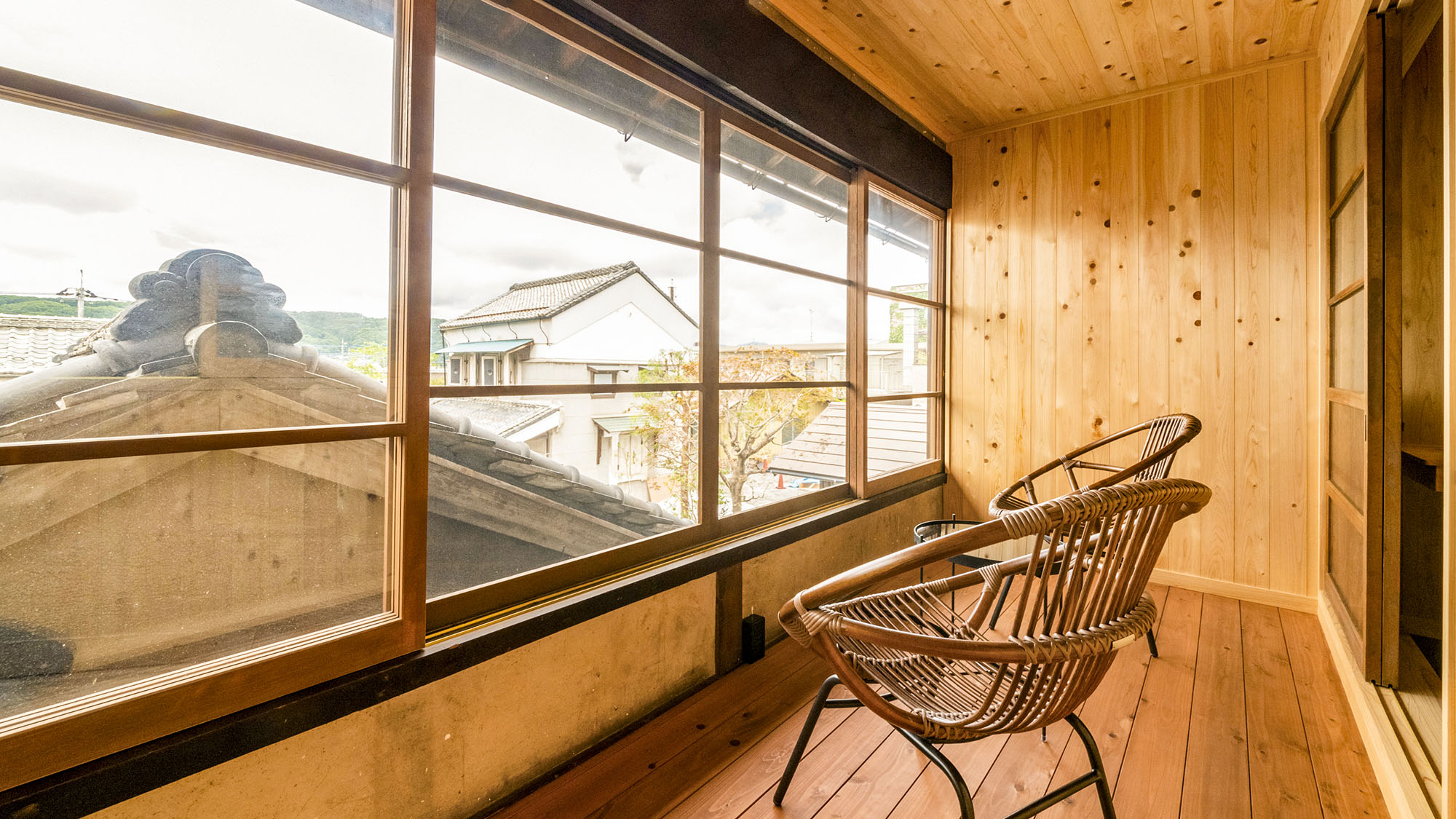【MARUJU棟201/客室】窓の外を眺めながらゆったり過ごす贅沢な時間
