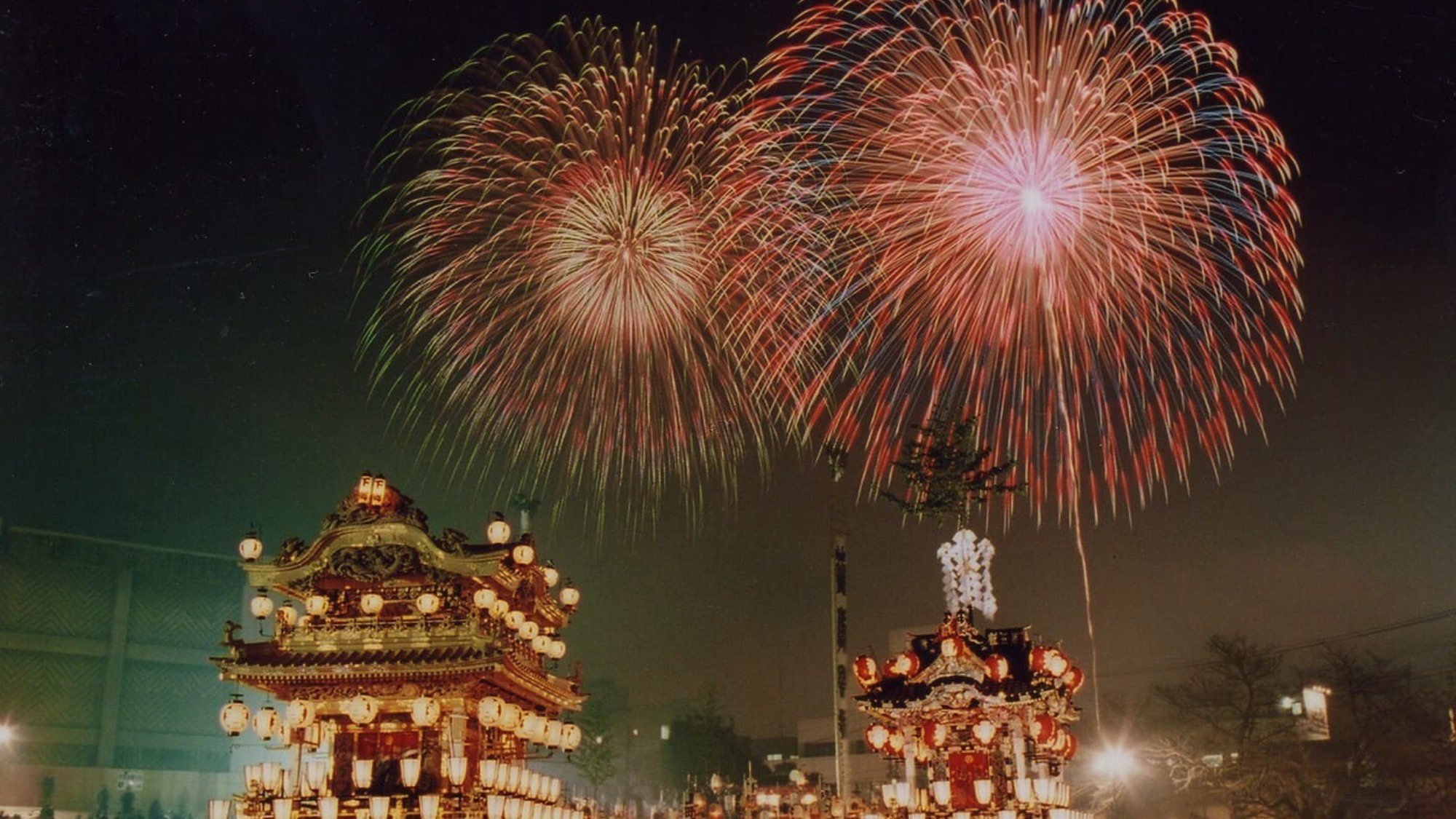 ・【秩父夜祭】夜は山車に提灯の明かりが灯ります　大輪の花火が旅の1ページを飾ります