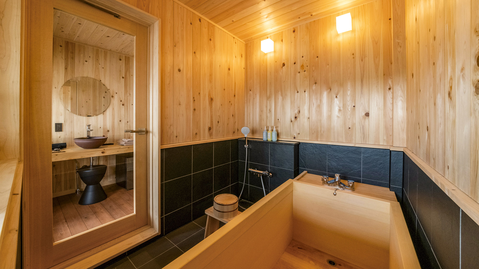 【MARUJU棟201/風呂】サンルームがついた浴室には檜で癒し効果も