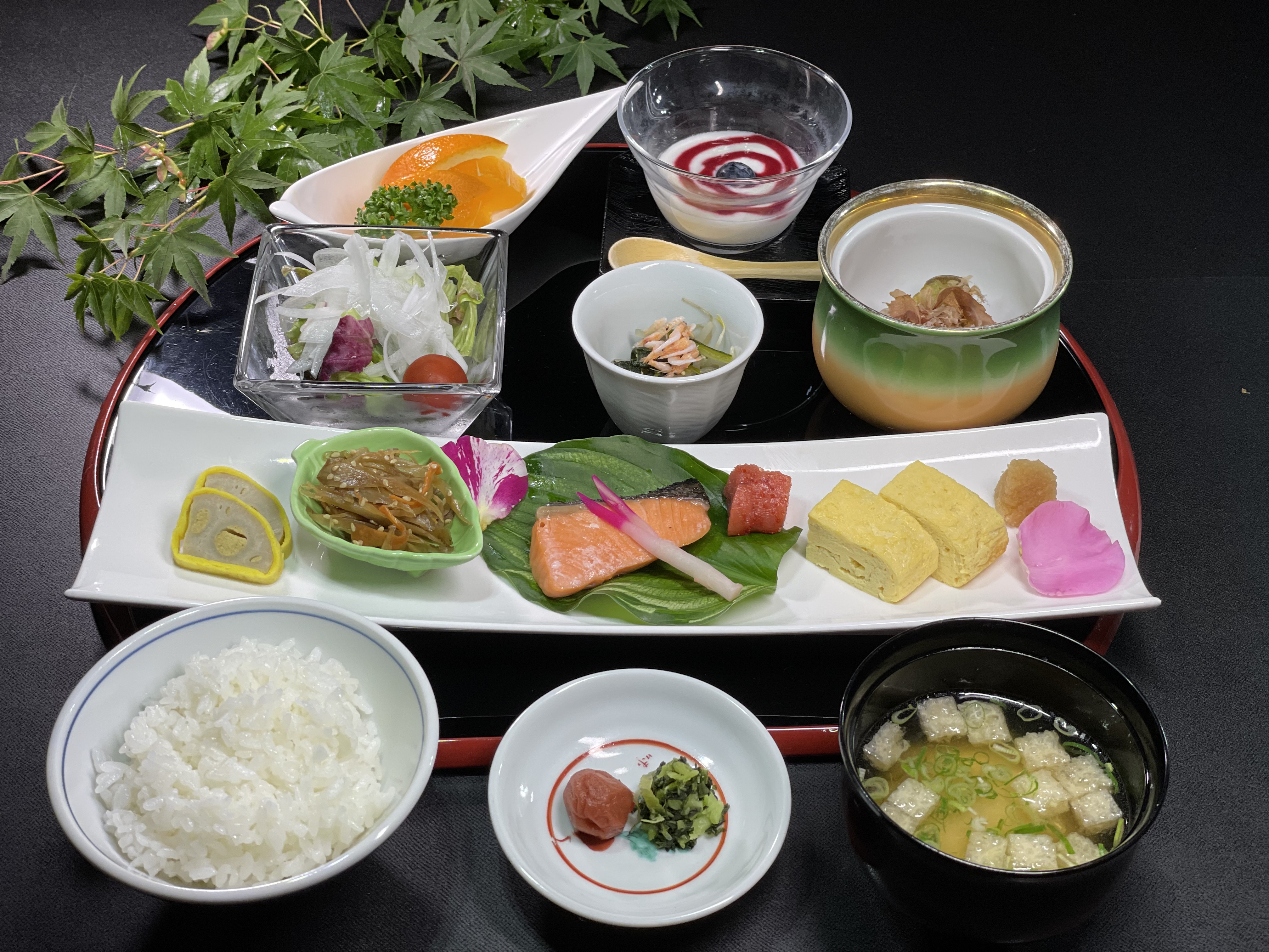 一品一品料理人さんにより丁寧に作られたほっとする朝ごはんです。