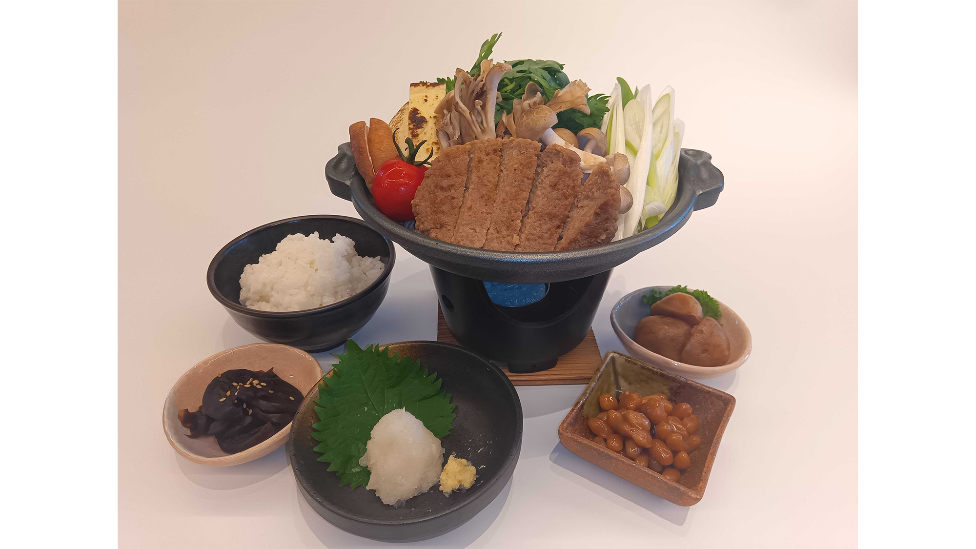 ヴィーガン対応のすき焼き風煮込み大豆ハンバーグ