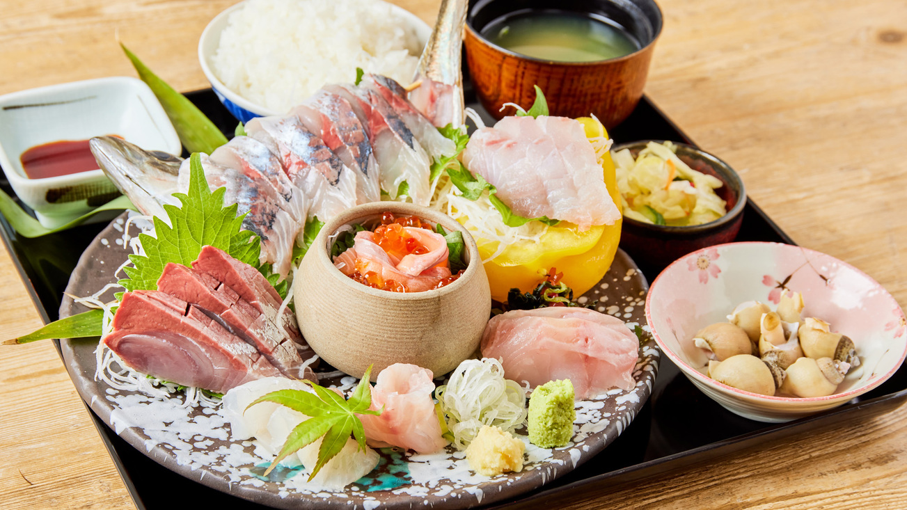 【夕食付き】佐渡の新鮮な海の幸を堪能。料理長厳選・旬魚の刺し身定食プラン♪【特典付】