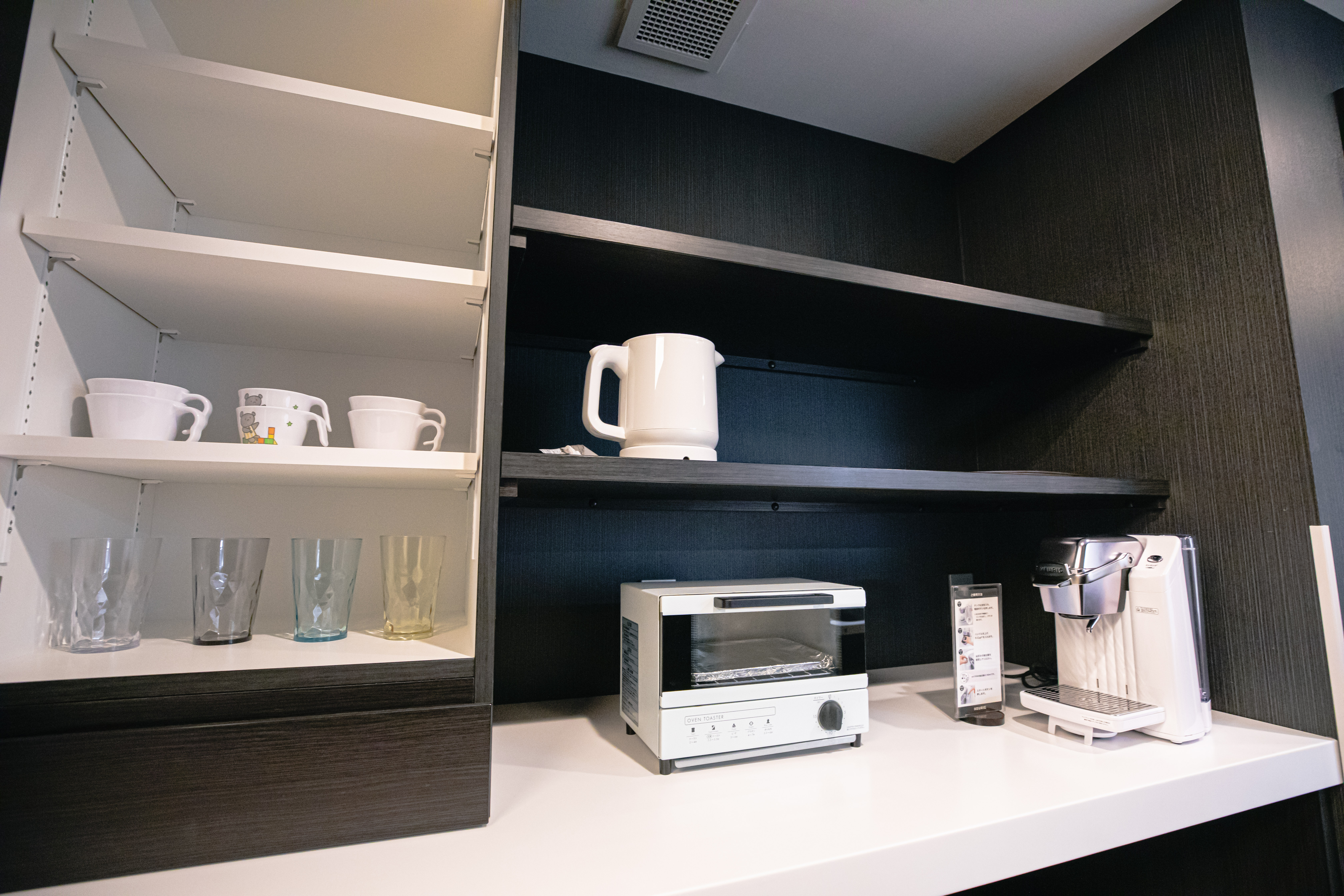 KEURIGコーヒーメーカー、電気ケトル、トースター、コップ類