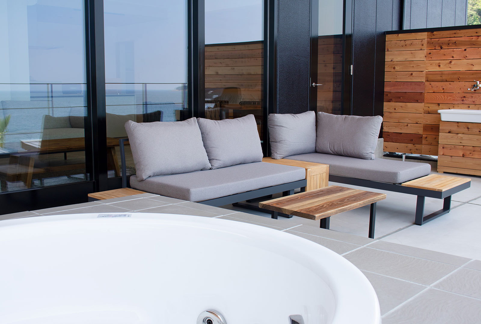 エグゼクティブ1ベッドルームヴィラ テラス02　※家具、設備等は変更になる場合があります。