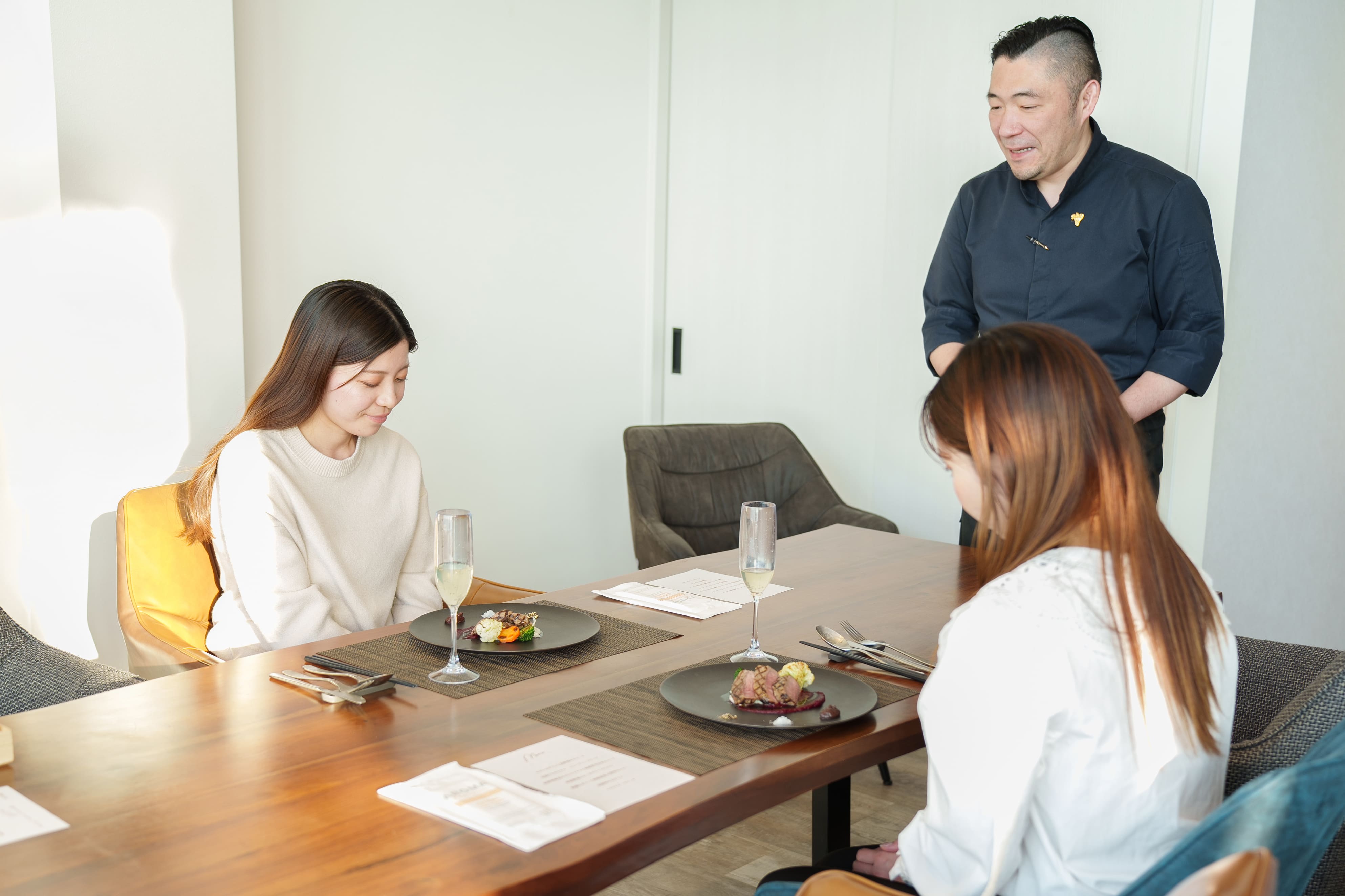 【出張シェフ】シェフがお客様のお部屋に伺いコース料理をふるまいます。※写真はイメージです。
