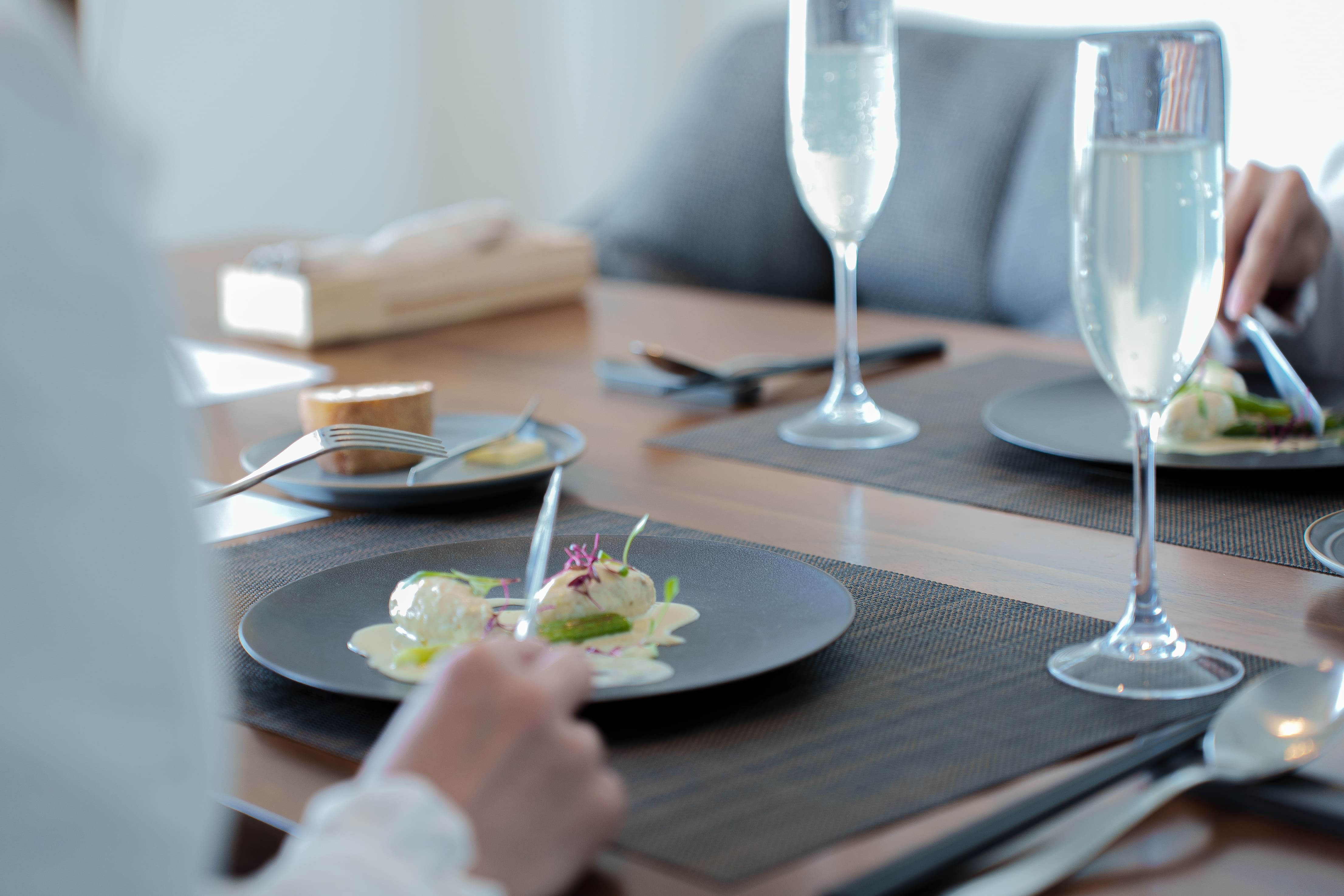 【出張シェフ】シェフがお客様のお部屋に伺いコース料理をふるまいます。※写真はイメージです。