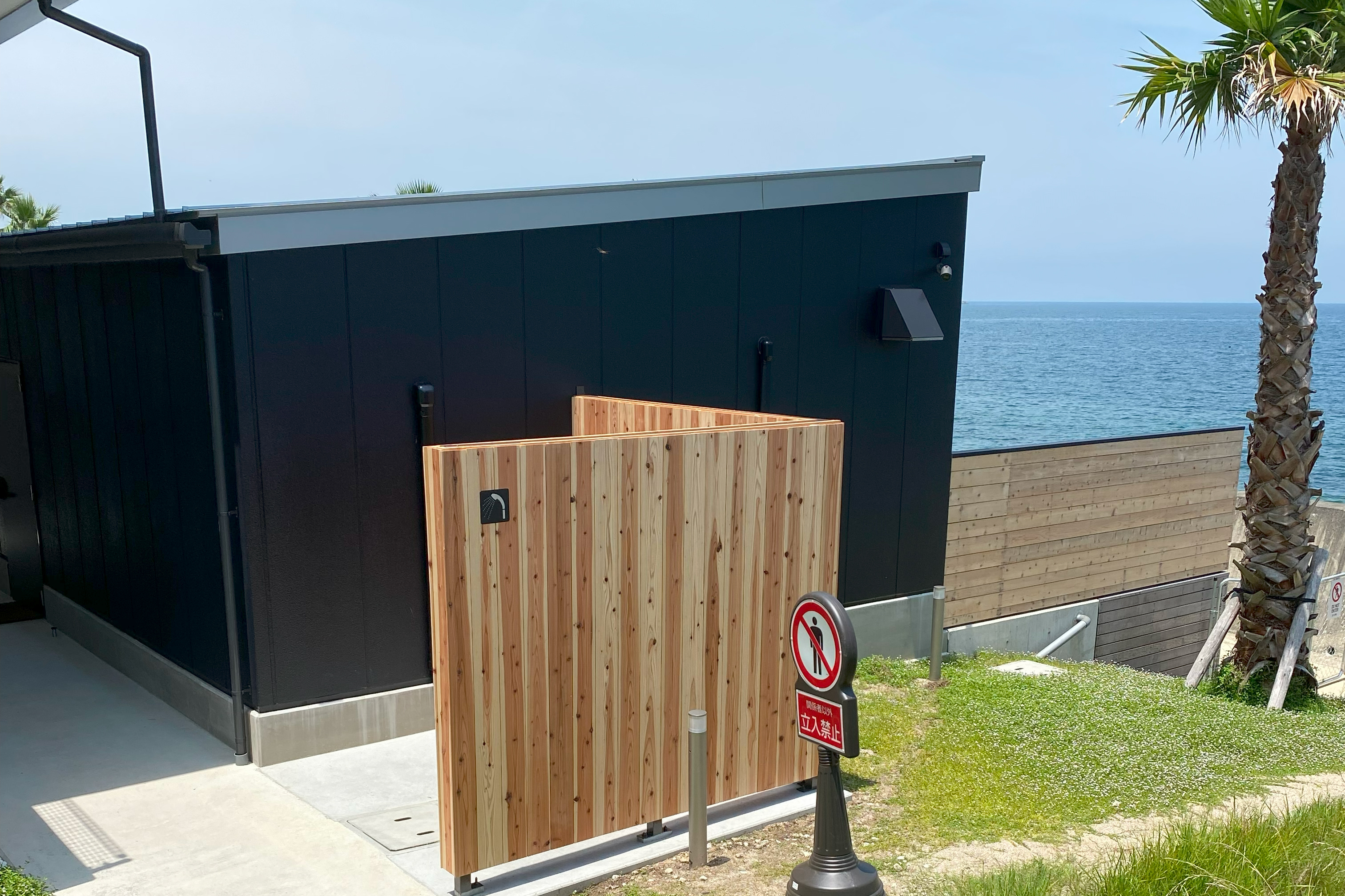 【シャワーブース】浜辺に降りて波打ち際で遊ぶ時など、海水や砂を落とせますので、お気軽にご利用ください