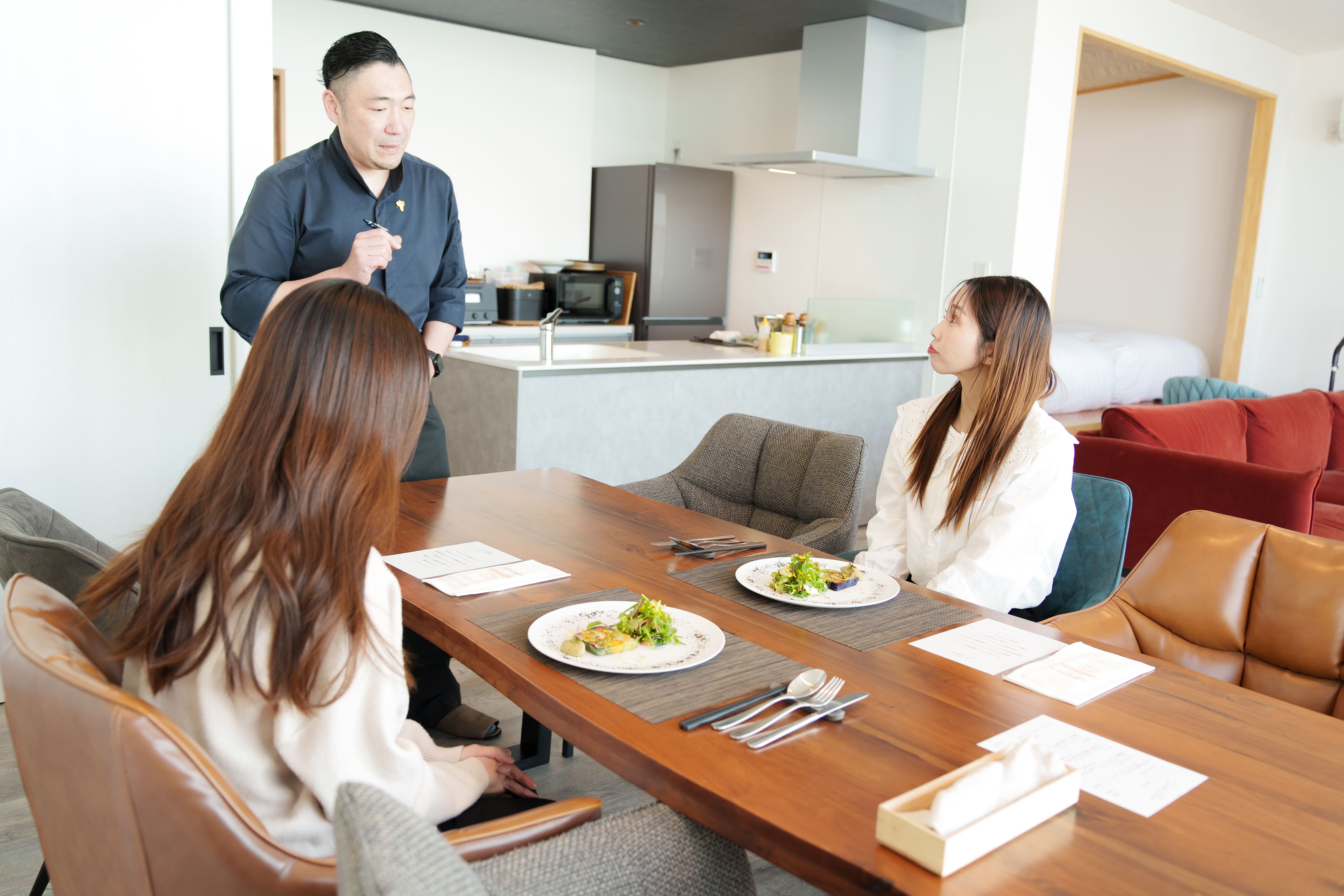 【期間限定レストラン】シェフが期間限定の特別な客室レストランでコース料理をふるまいます。