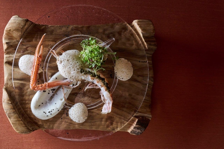 夕食（一例）駿河湾　赤座海老のコンフィ　コールラビのピューレ　キャビア添え