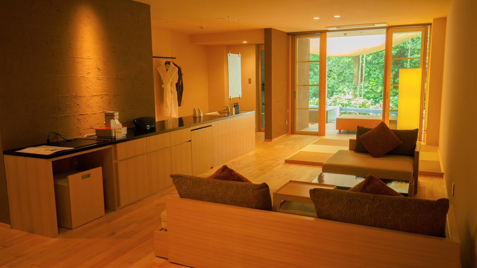 【雫】御影石の露天風呂付客室（78－81平米)お部屋の一例