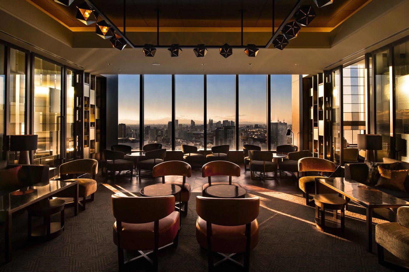 館内レストラン・バー・スパ等で使えるクレジット1室20，000円付（ラウンジあり/朝食付）