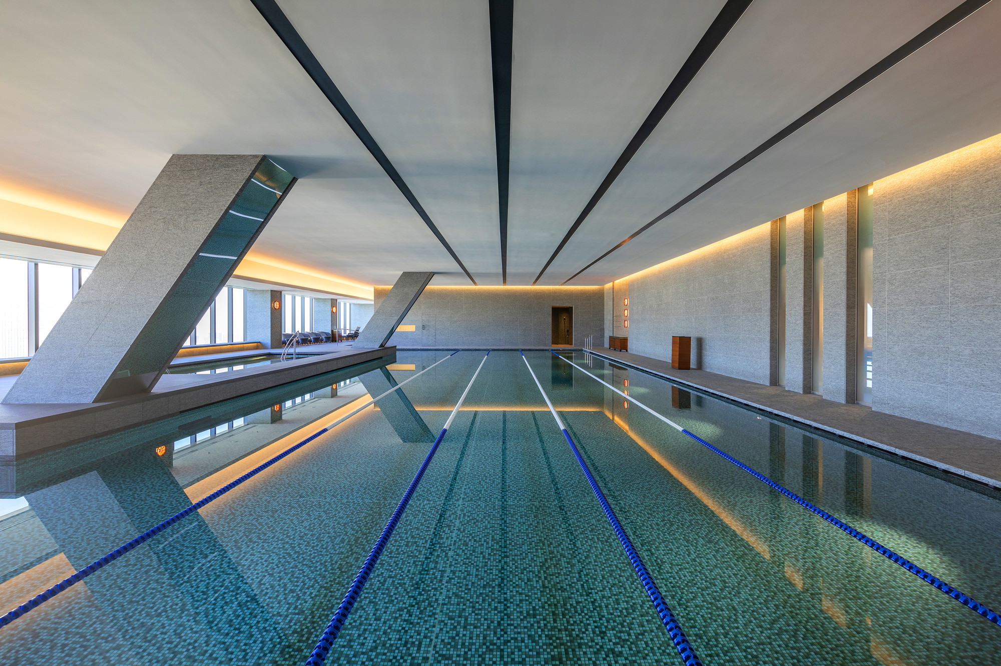 【Okura Fitness & Spa】屋内プール