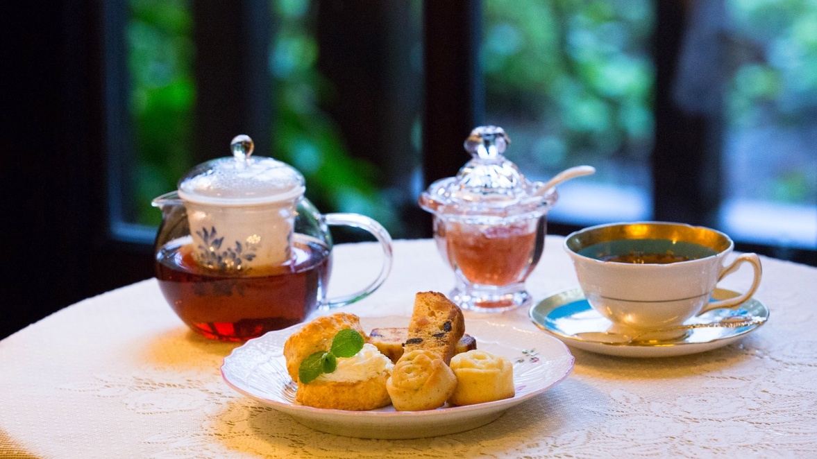【クリームティー特典付】クリスマスの装飾で溢れるラウンジでスコーンとローズティー【朝食付】［C10］