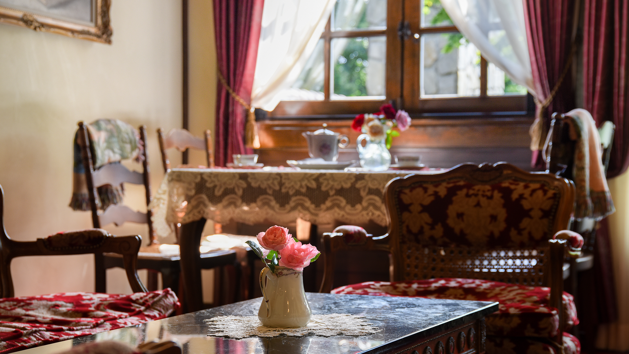 *202号室（2階）/宮殿の屋根裏部屋を思わせる華やかなアンティーク家具