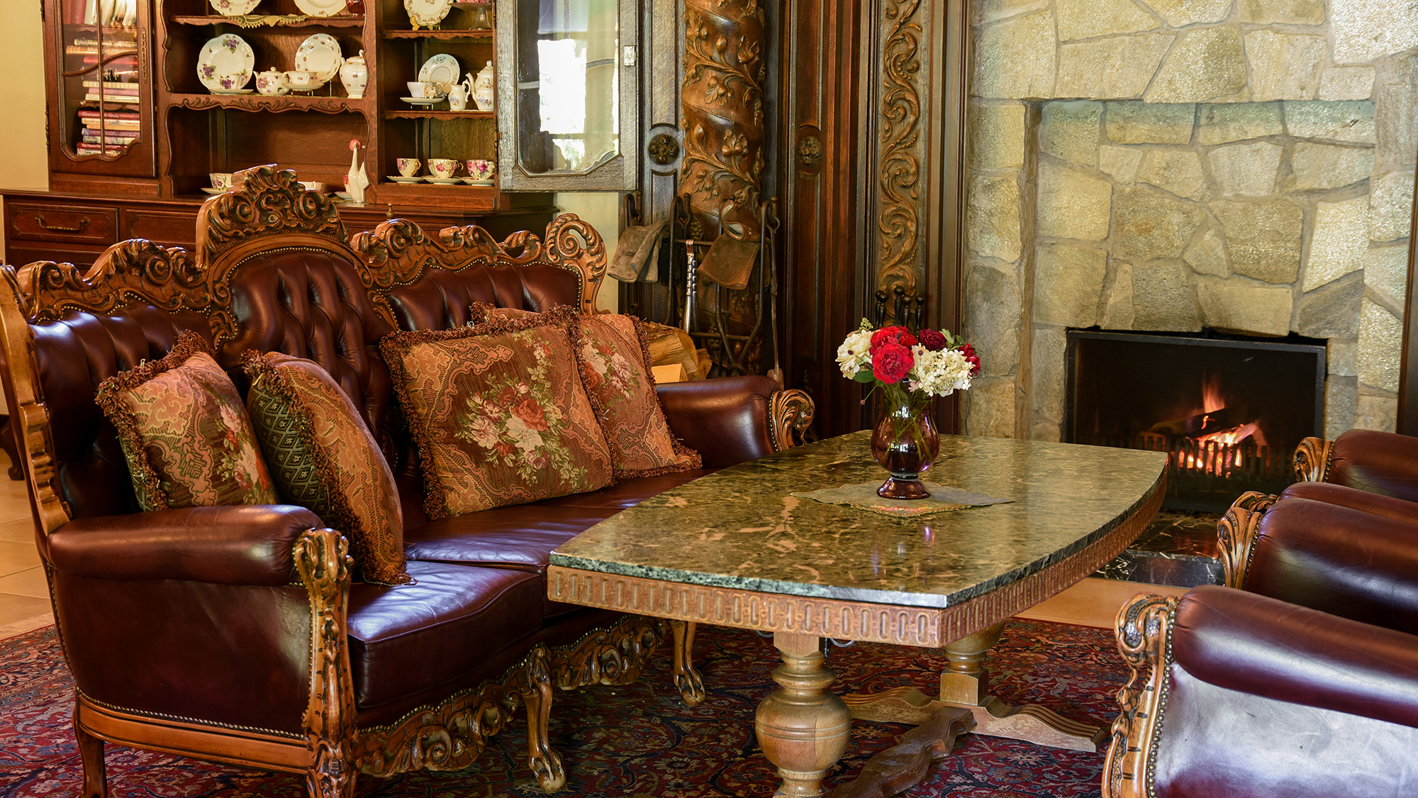 *ラウンジ/ティータイムに またはライブラリーとしてお好きな時間におくつろぎください