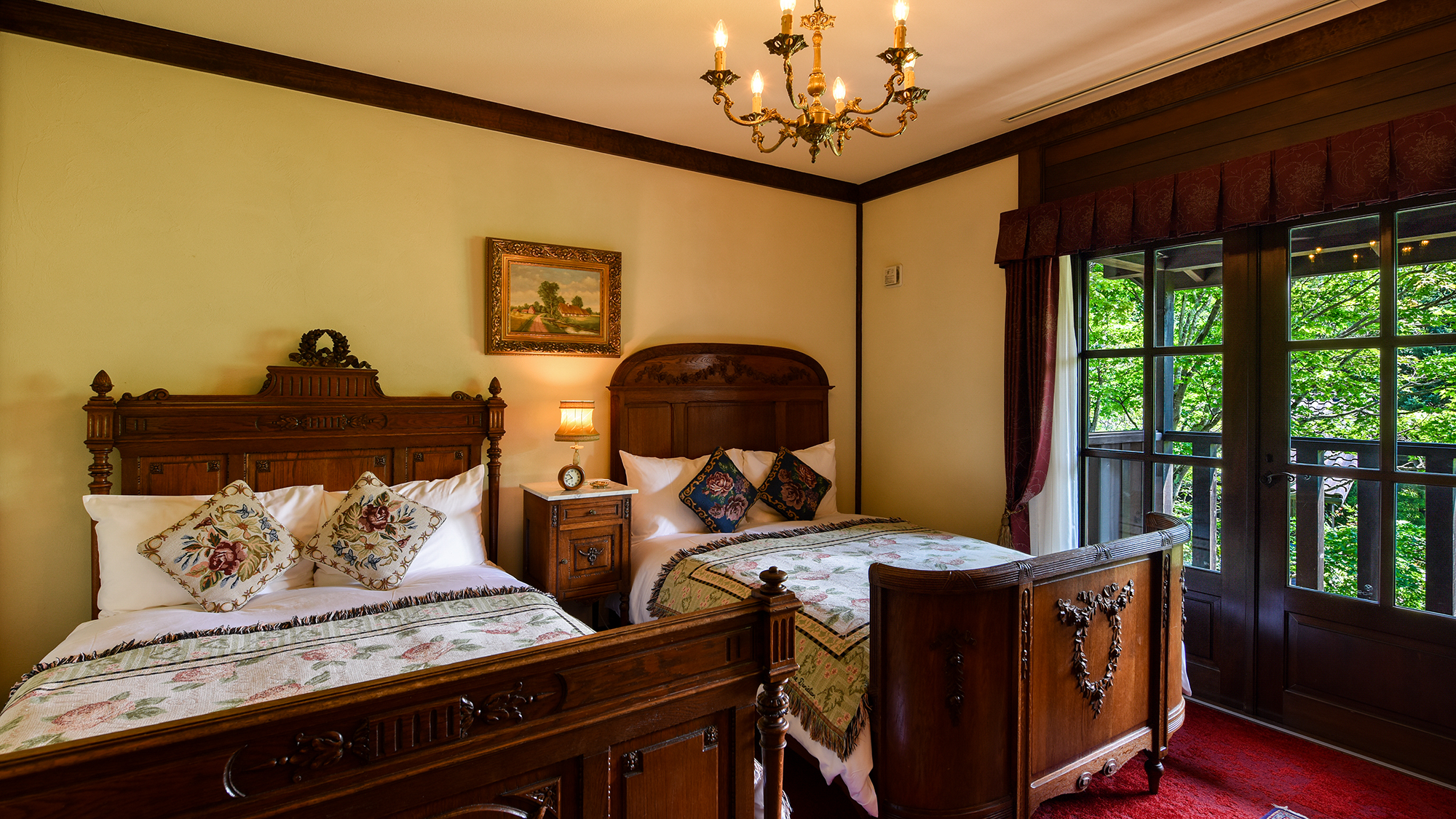 *201号室（2階）/ベッドルームからもガーデンを臨むことができます