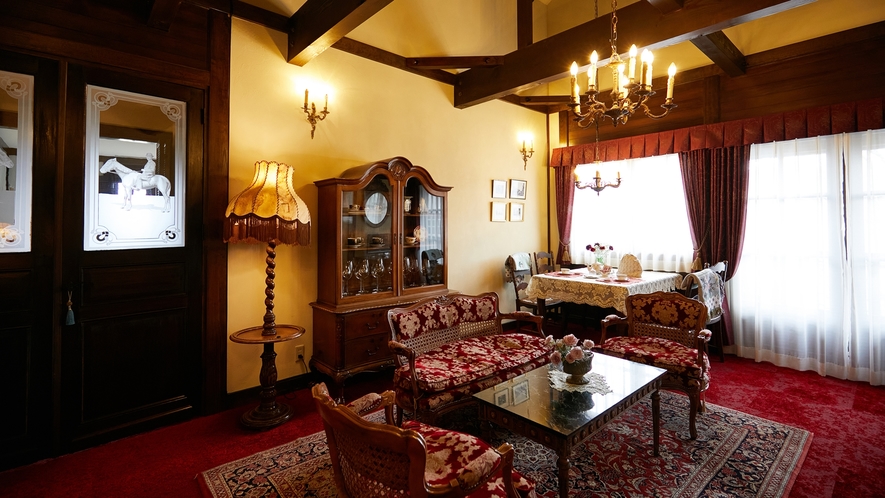 *202号室（2階）/宮殿の屋根裏部屋を思わせる華やかなアンティーク家具