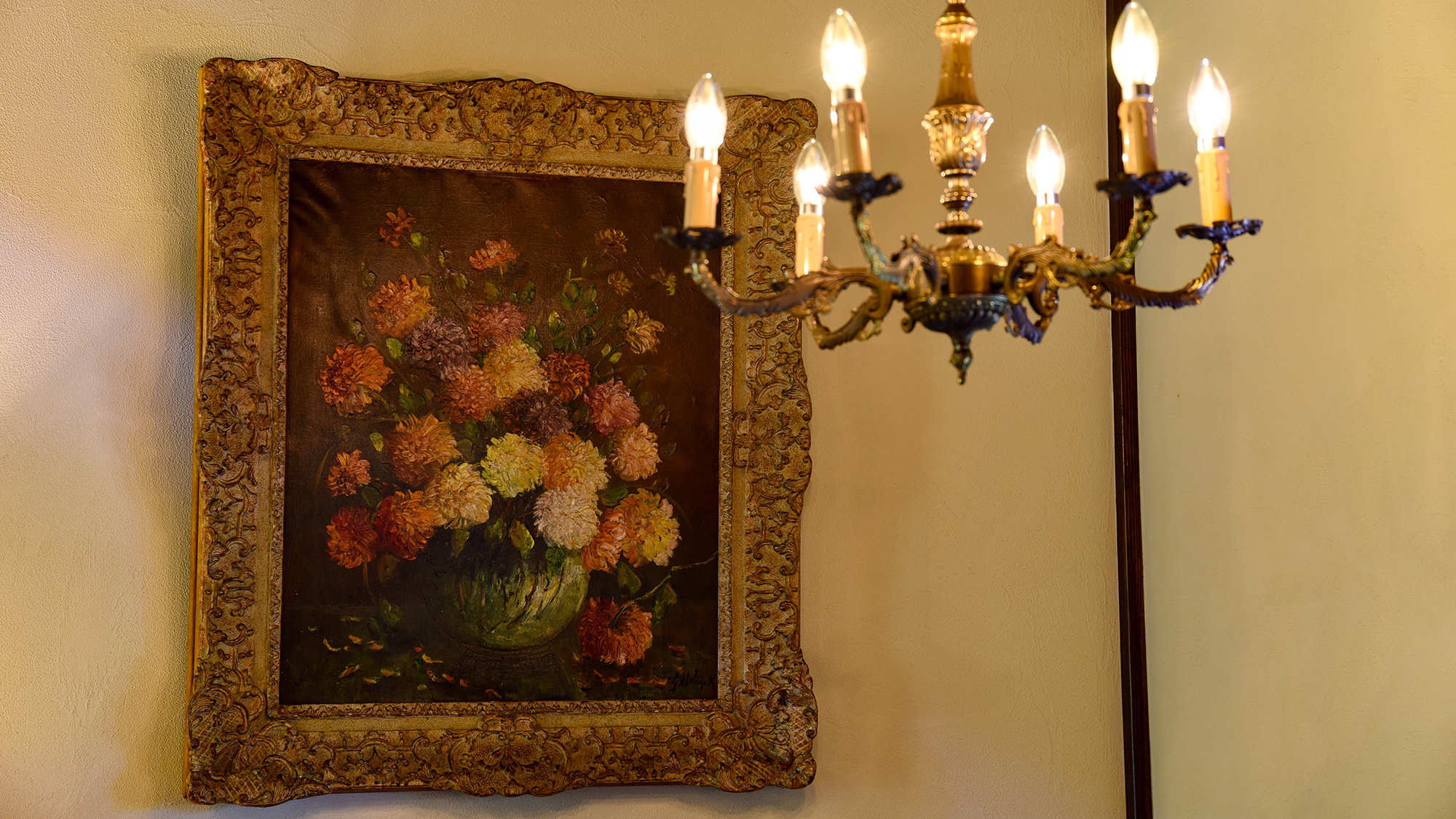 *201号室（2階）/宮殿の屋根裏部屋を思わせる華やかなアンティーク家具