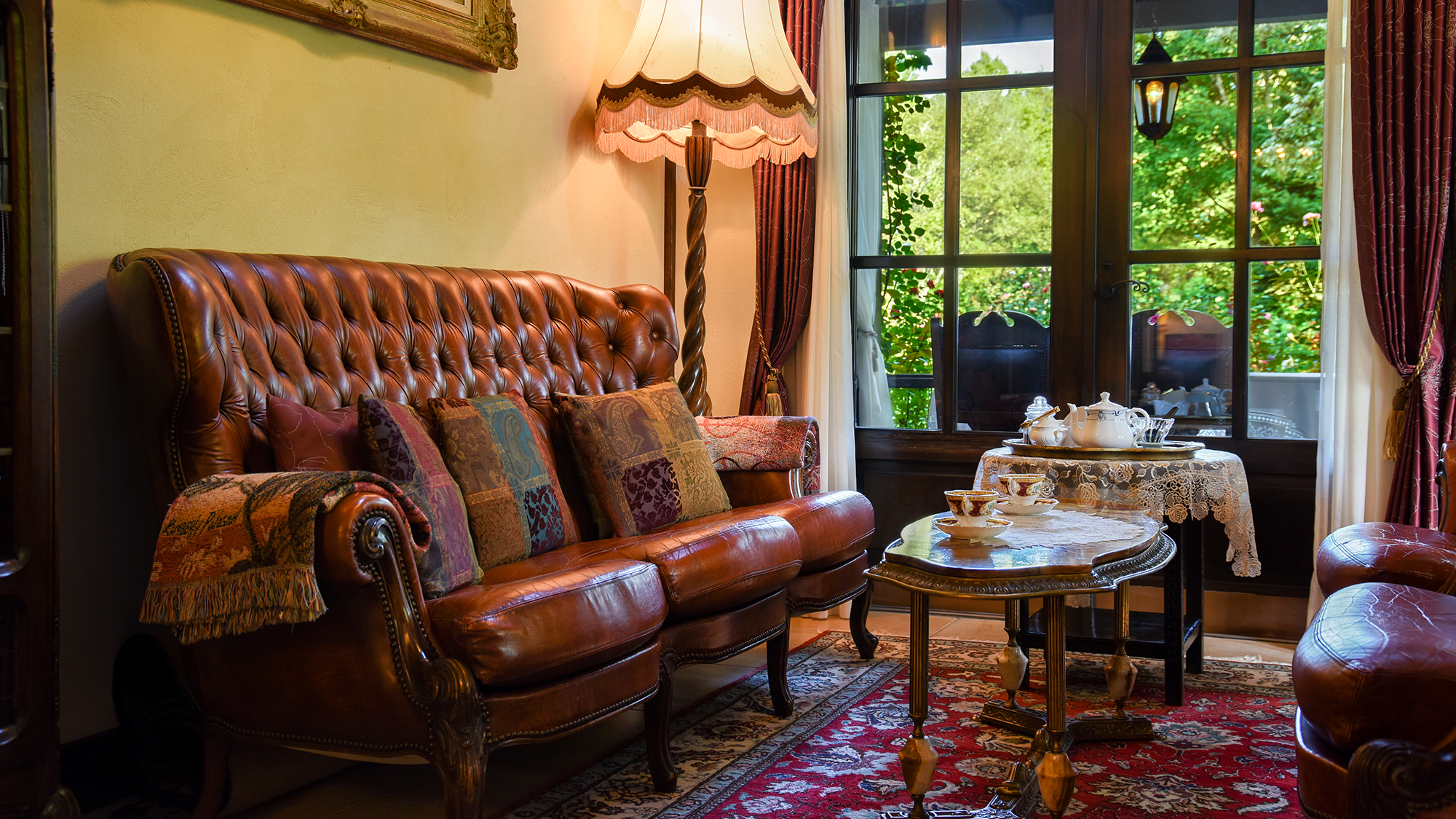 *103号室（1階特別室）/ダイニングテーブルはございませんが 革張りのアンティークソファが印象的