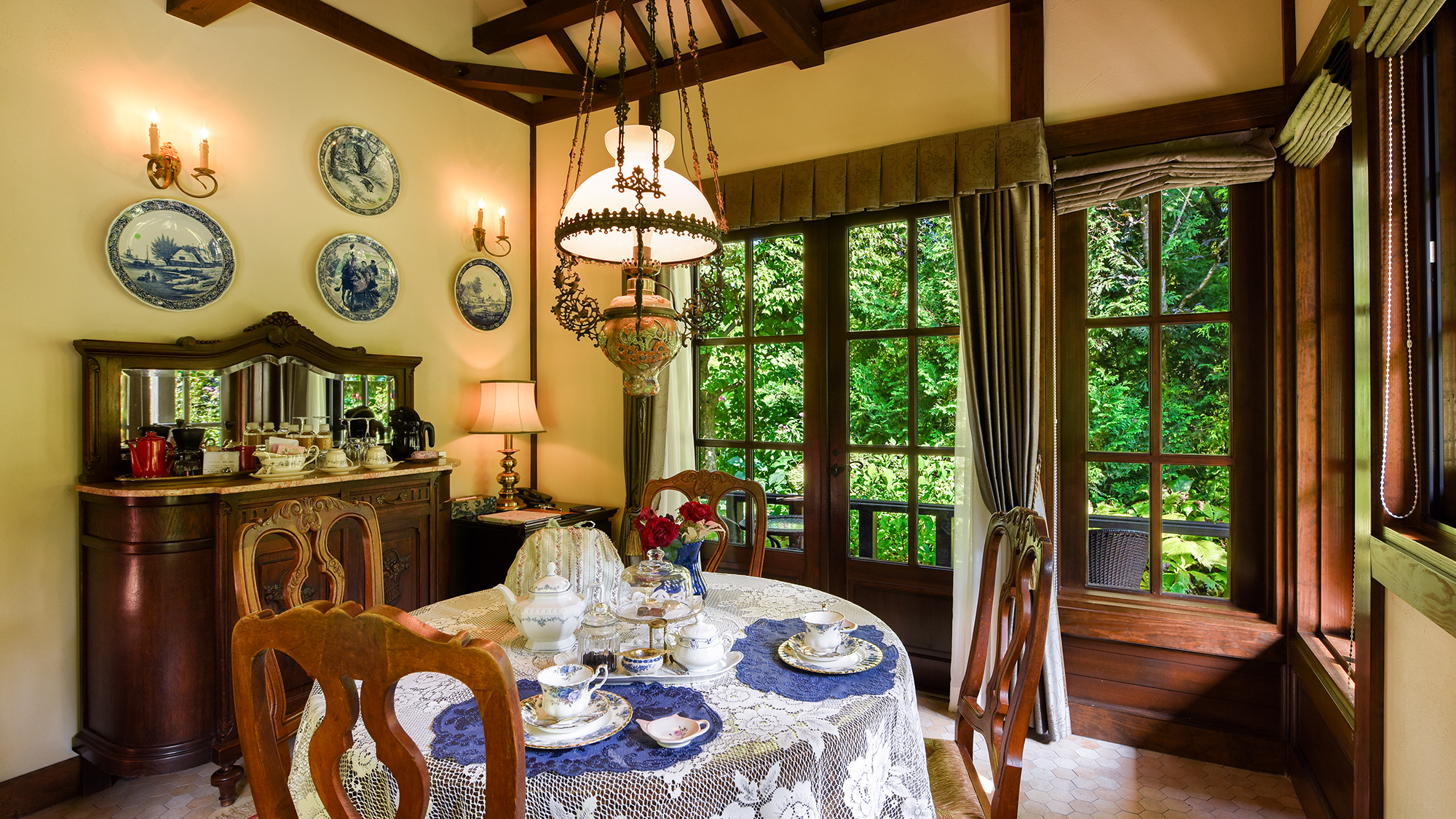 *101号室（1階特別室）/ダイニングテーブルで挽きたてのコーヒーや紅茶を