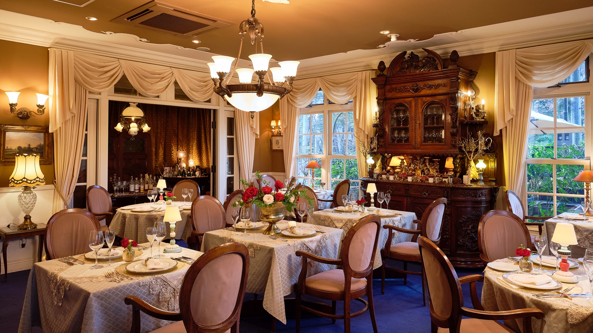 *別邸ダイニング「RUZE classique」/本物のアンティークに囲まれたダイニング