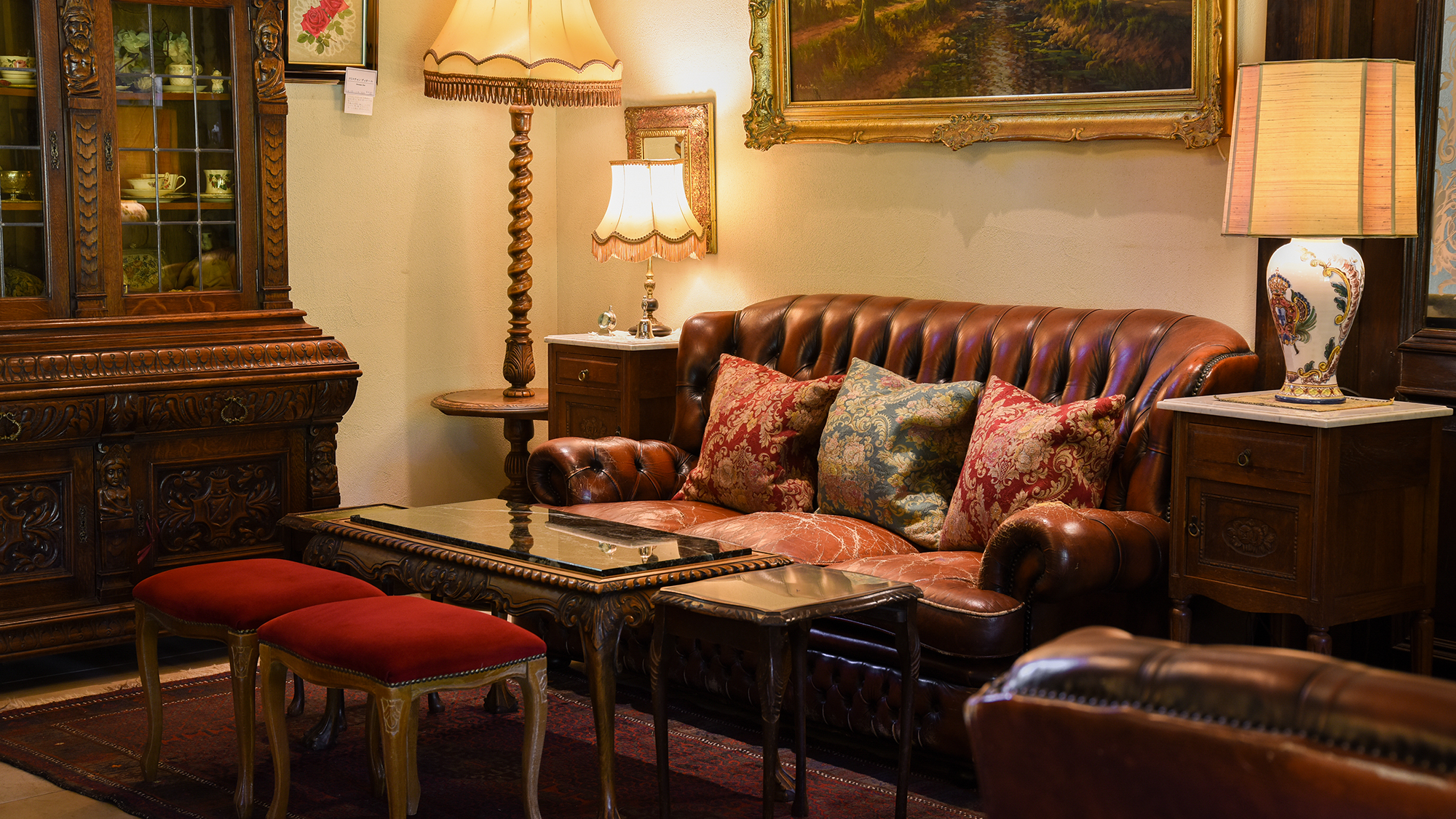 *ラウンジ/ティータイムに またはライブラリーとしてお好きな時間におくつろぎください