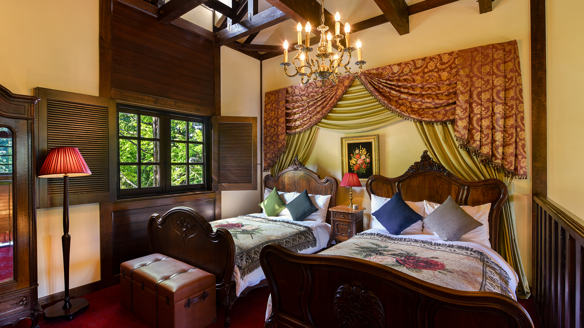 *103号室（1階特別室）/寝室には天蓋を思わせるクラシカルなインテリアデザイン