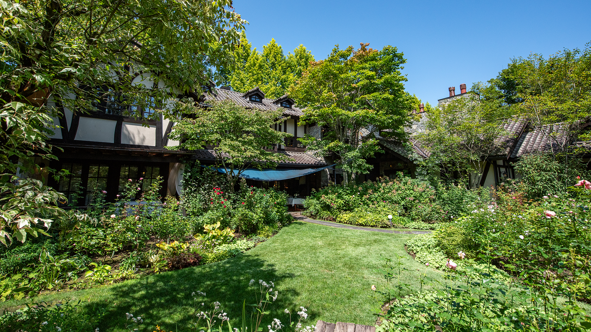 *プライヴェートガーデン/鮮やかな緑にたくさんの種類の花が咲き揃います