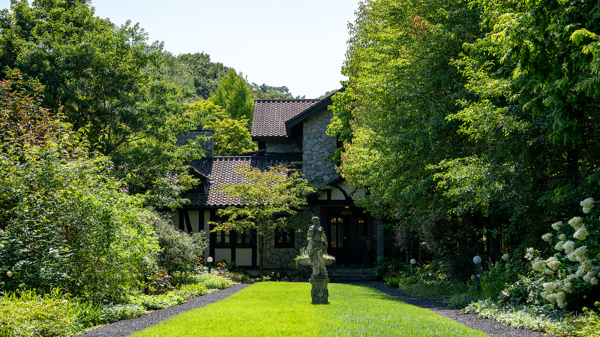 *ボーダーガーデン/ルゼヴィラのアンティークな建物を背景にしたガーデンの入口