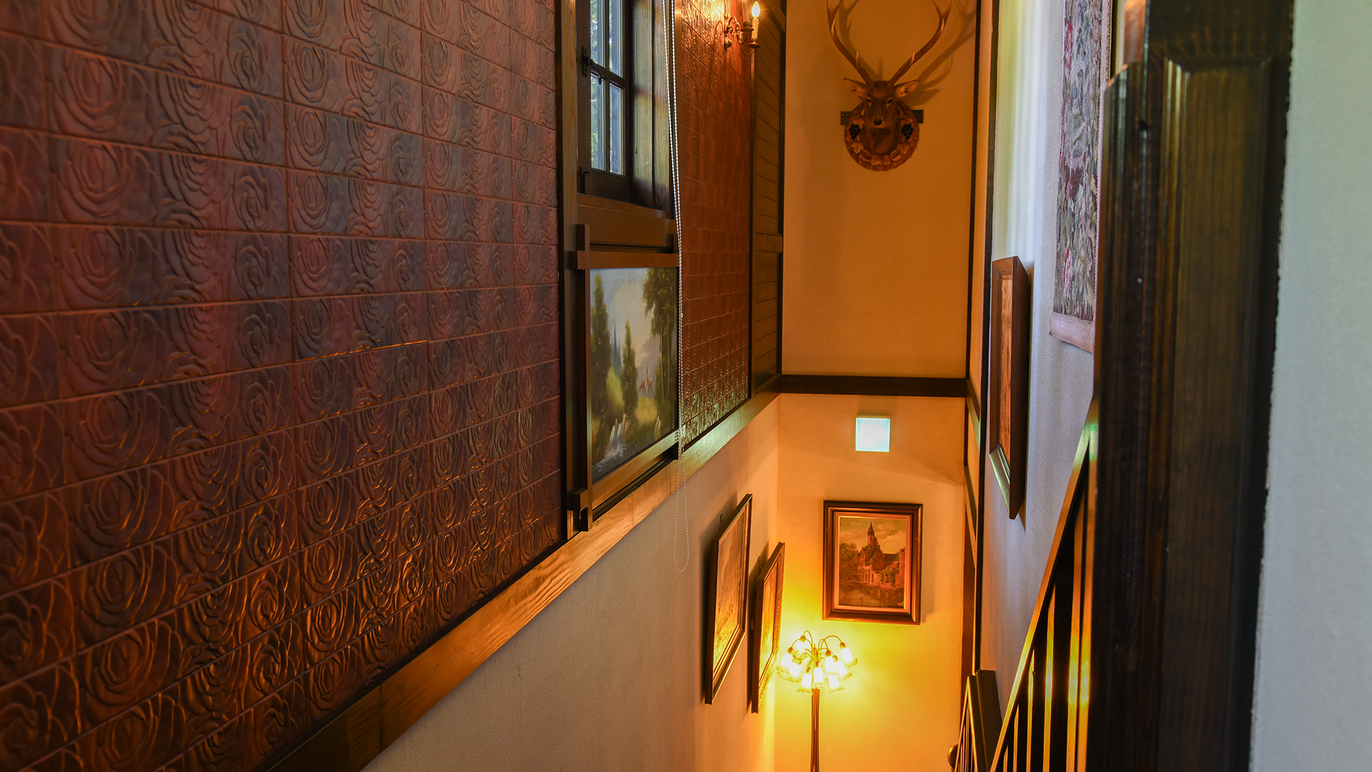 *2階へ続く階段/201・202号室へのアプローチはこちらの階段で