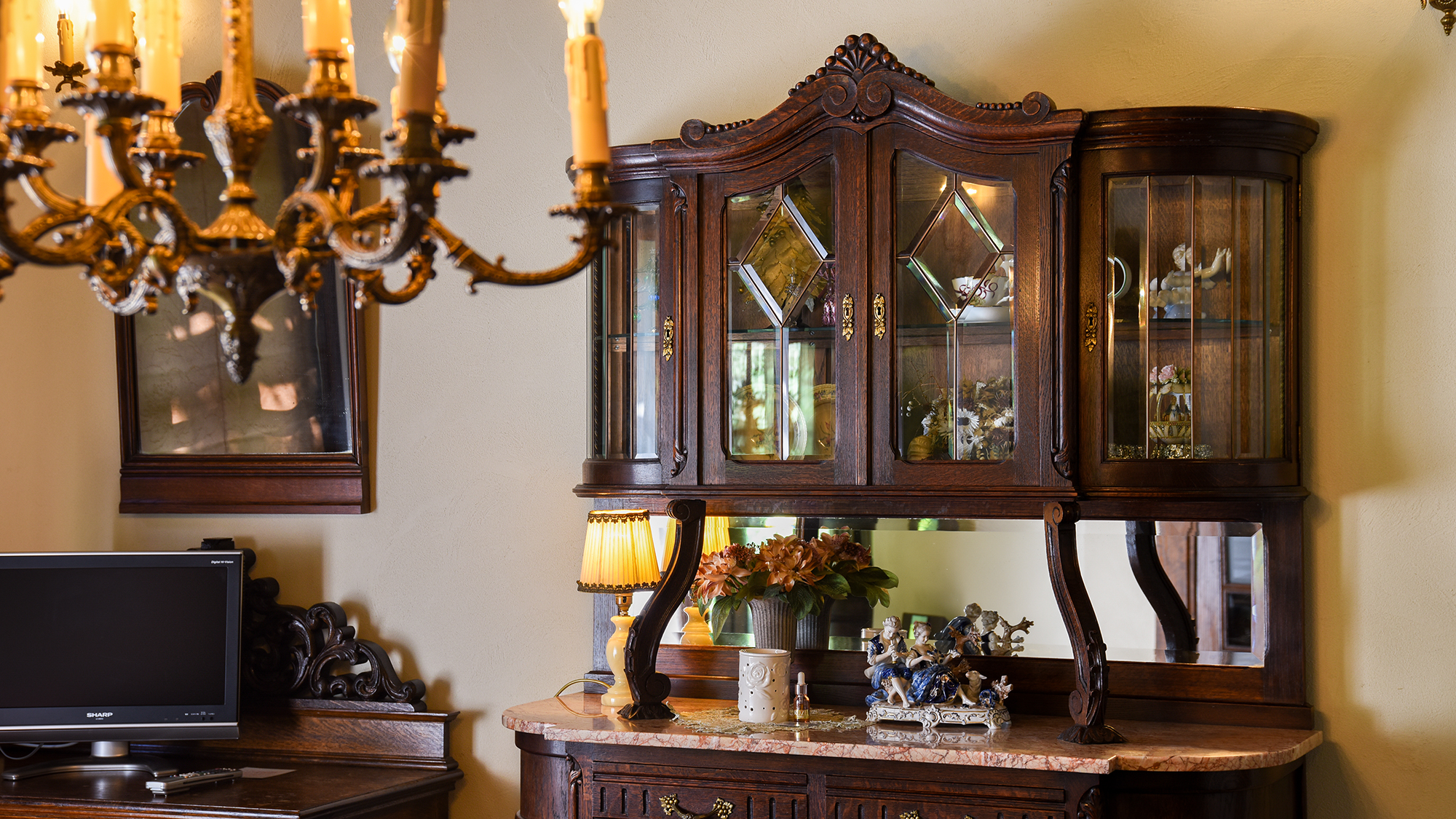 *101号室（1階特別室）/バーガンディーカラーを基調にしたアンティーク家具が印象的