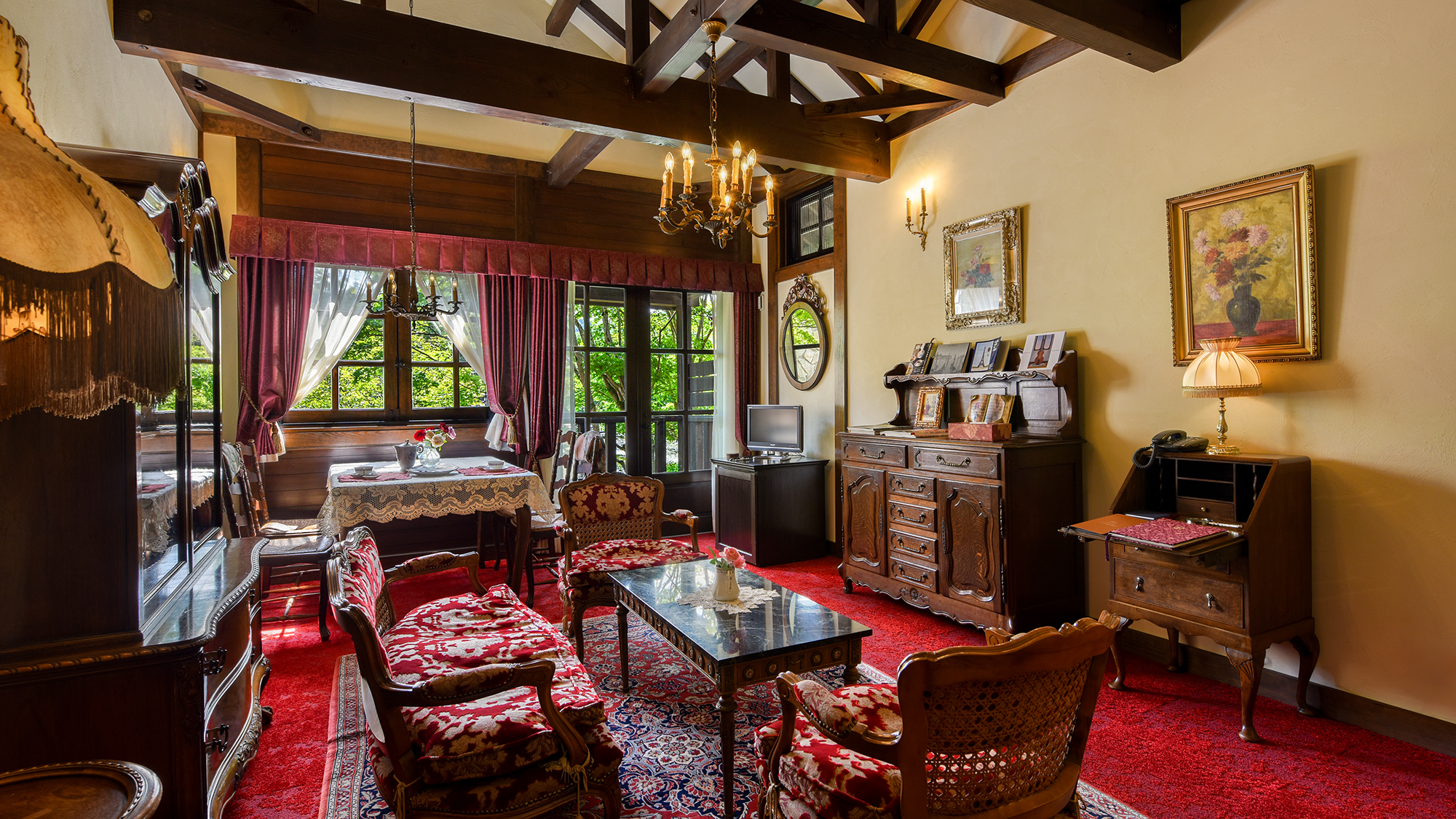 *202号室（2階）/宮殿の屋根裏部屋を思わせる華やかなアンティーク家具