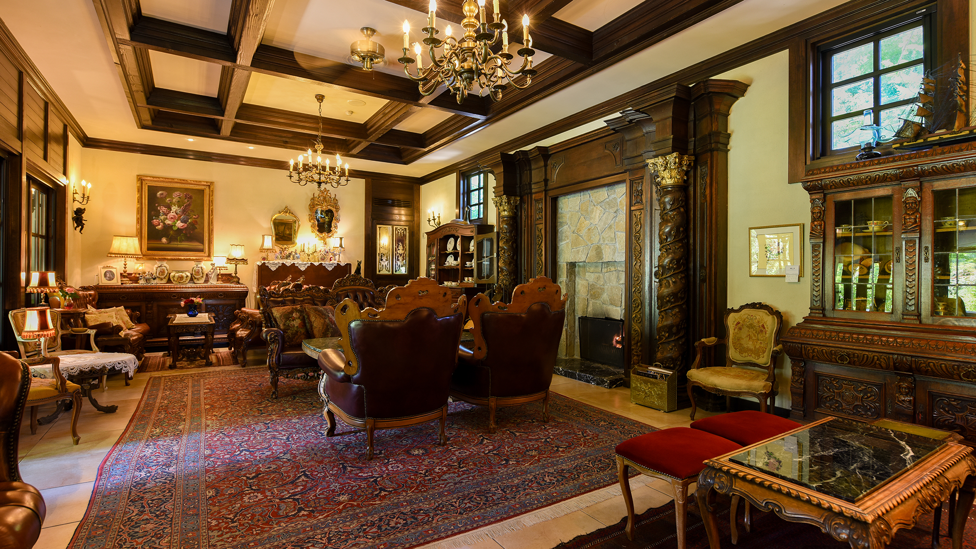 *ラウンジ/ティータイムに またはライブラリーとしてお好きな時間におくつろぎください