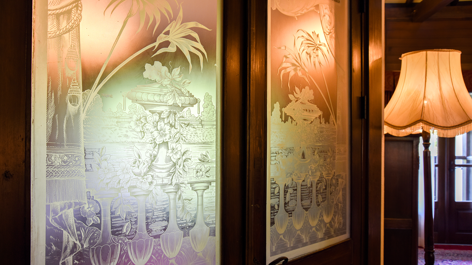 *201号室（2階）/ベッドルームとリビングはアンティークな扉で繋がっております