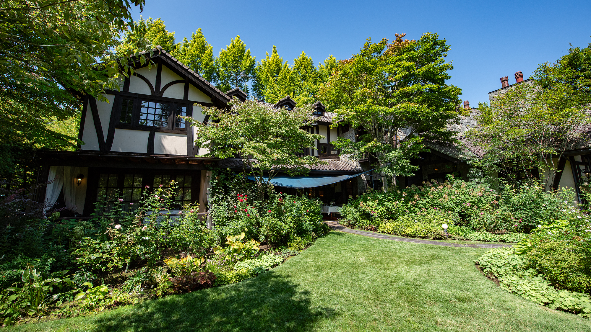 *プライヴェートガーデン/鮮やかな緑にたくさんの種類の花が咲き揃います