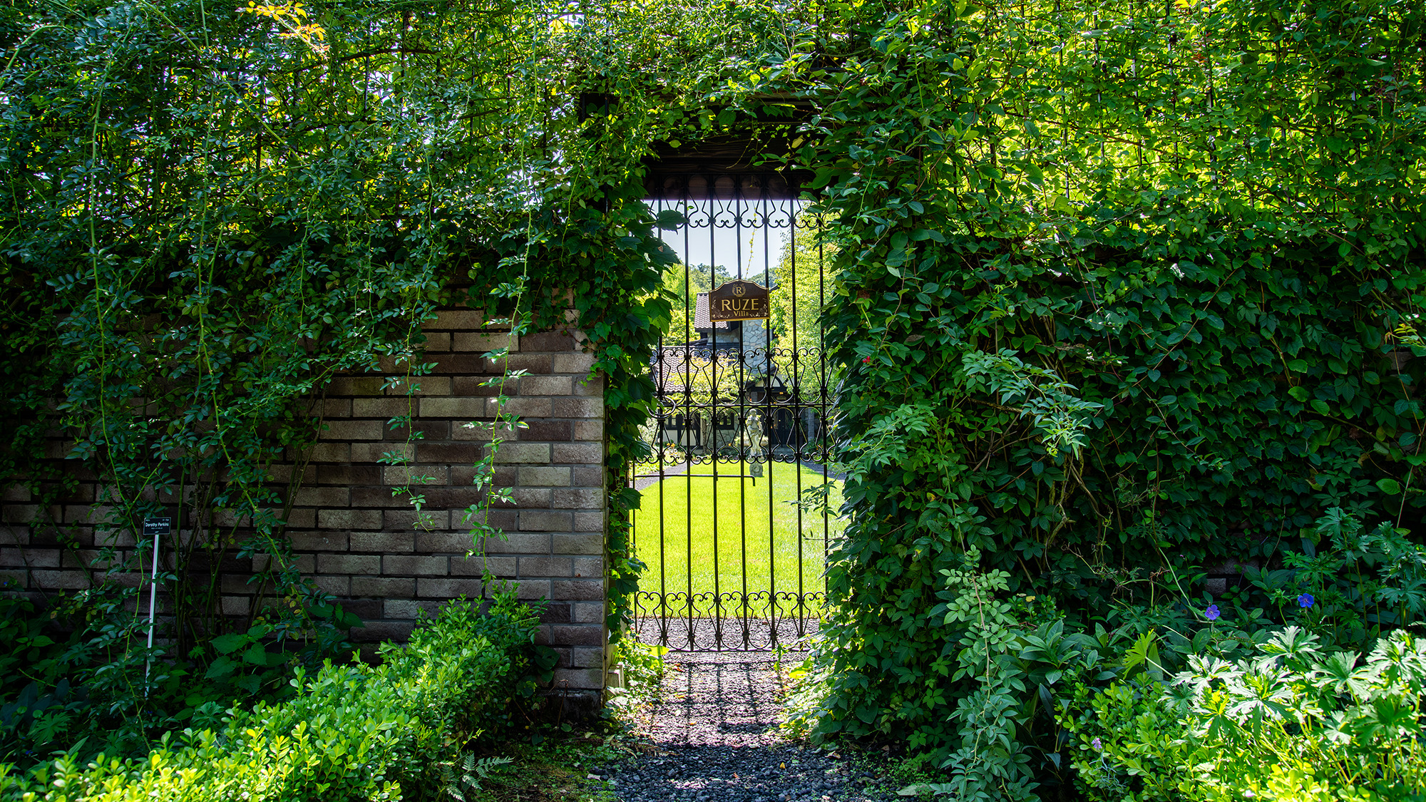 *ボーダーガーデン/ルゼヴィラのアンティークな建物を背景にしたガーデンの入口