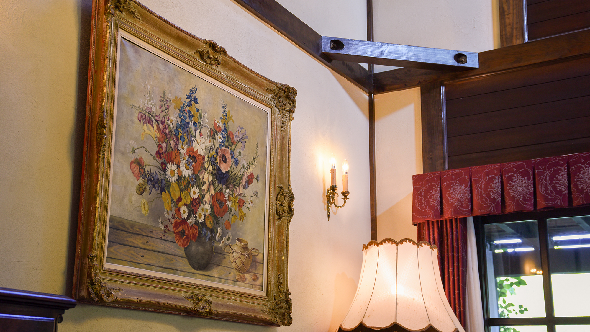 *103号室（1階特別室）/宮殿の屋根裏部屋を思わせる華やかなアンティーク家具