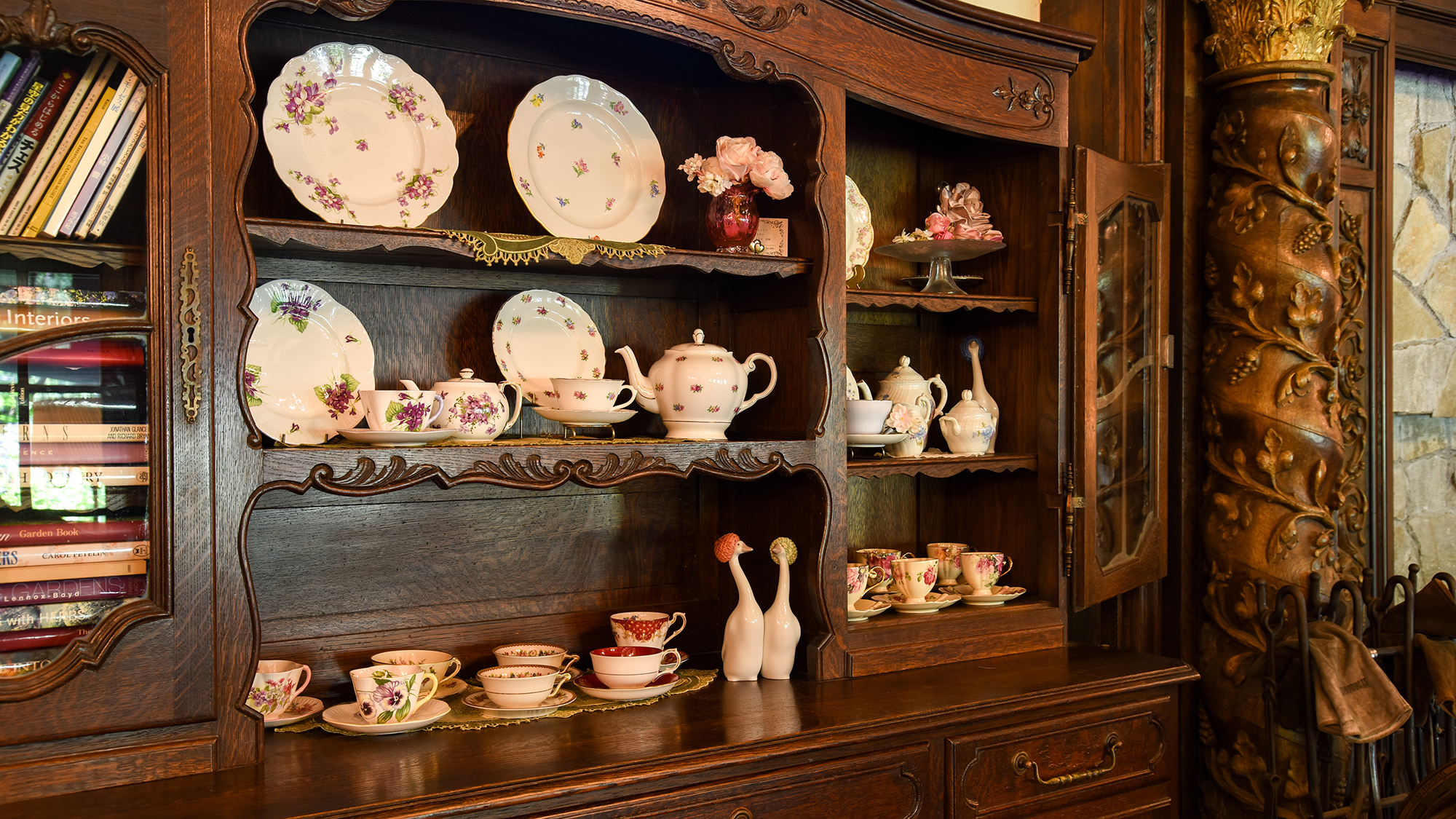 *ラウンジ/ティータイムに またはライブラリーとしてお好きな時間におくつろぎください