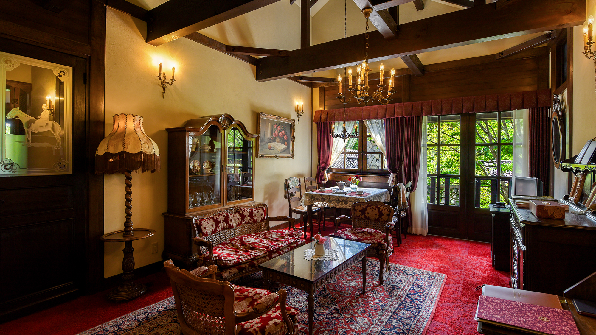 *202号室（2階）/宮殿の屋根裏部屋を思わせる華やかなアンティーク家具