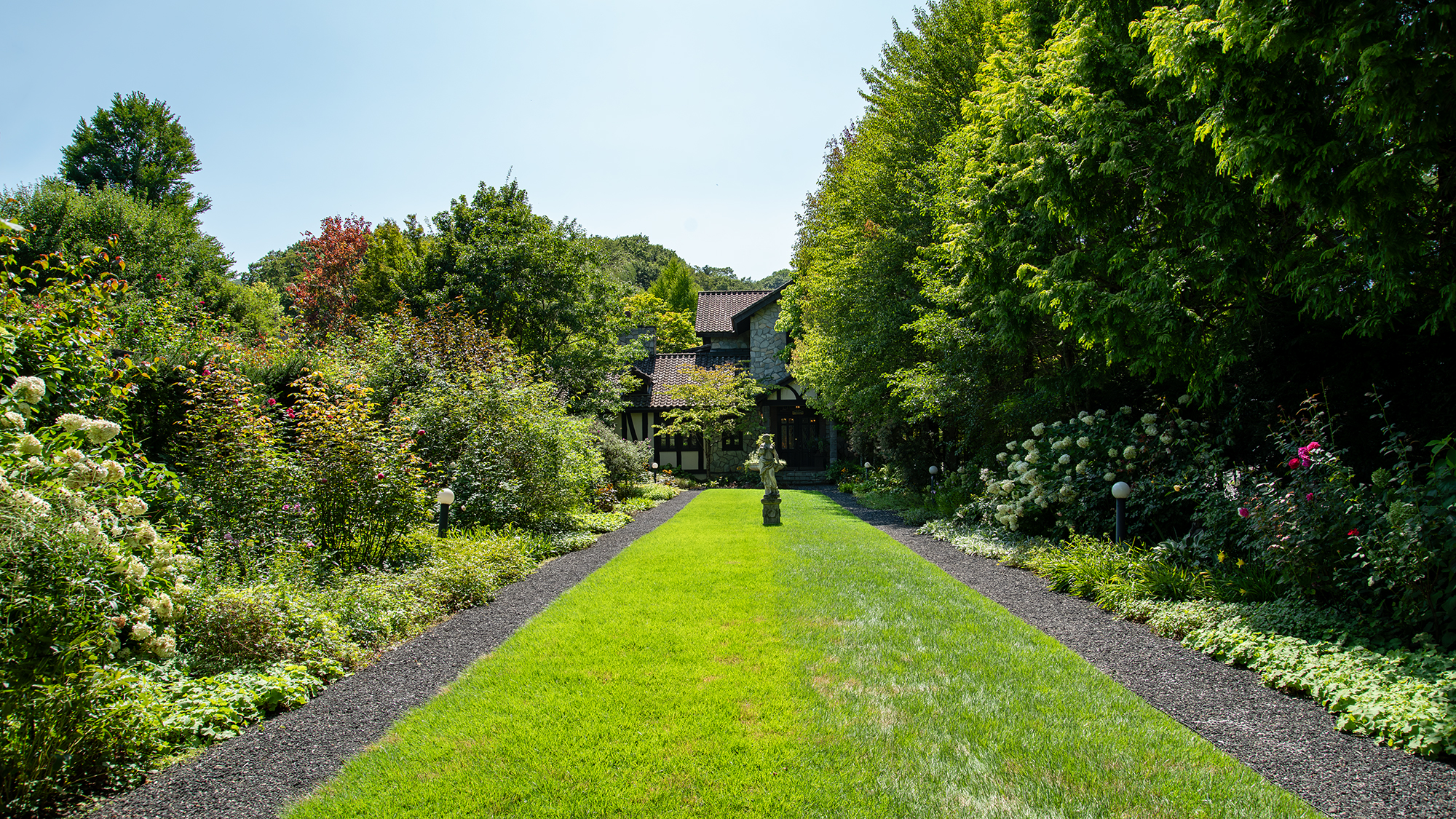 *ボーダーガーデン/ルゼヴィラのアンティークな建物を背景にしたガーデンの入口