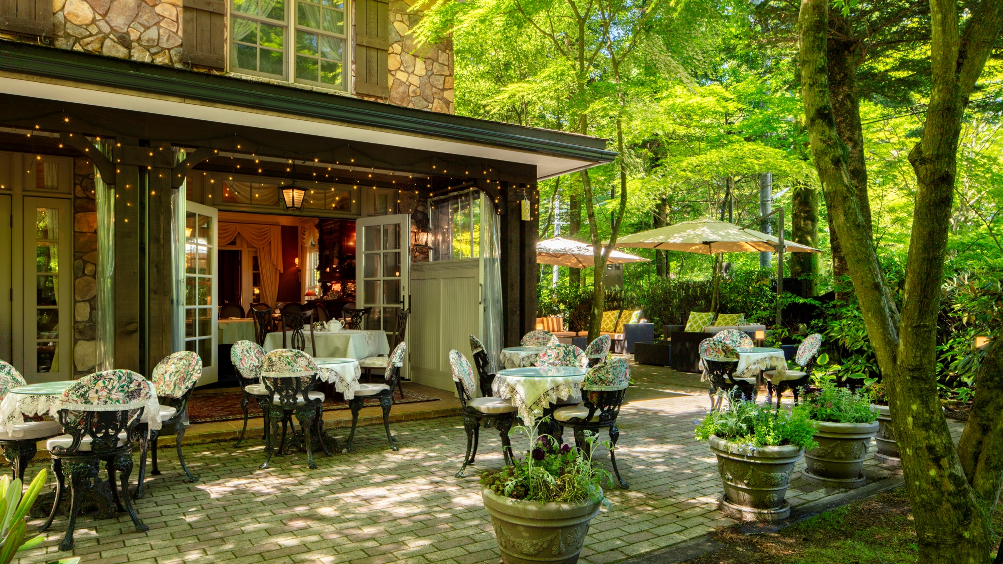 *別邸ダイニング「RUZE classique」/旧軽井沢のやわらかな木漏れ日が差すテラス席