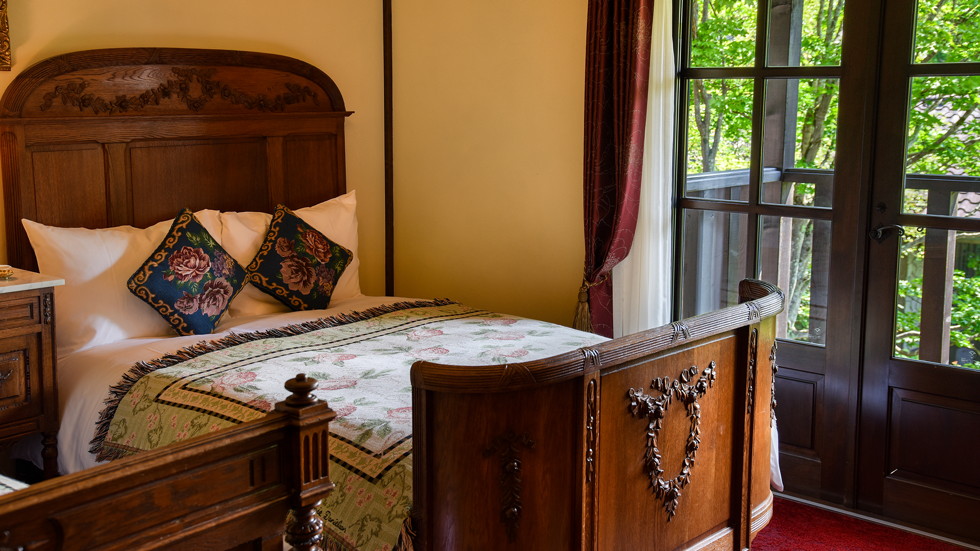 *201号室（2階）/ベッドルームからもガーデンを臨むことができます