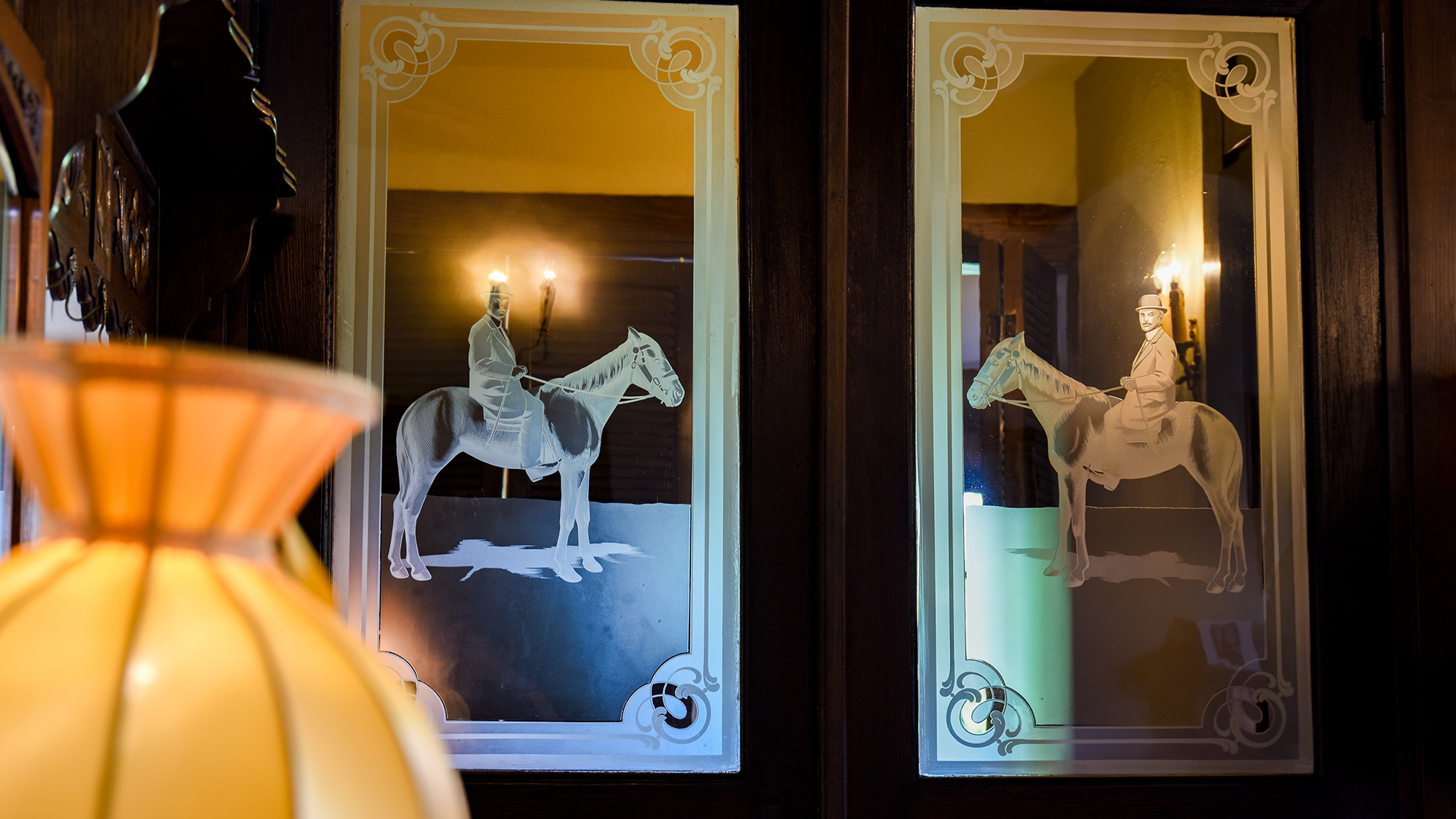 *202号室（2階）/宮殿の屋根裏部屋を思わせる華やかなアンティーク家具