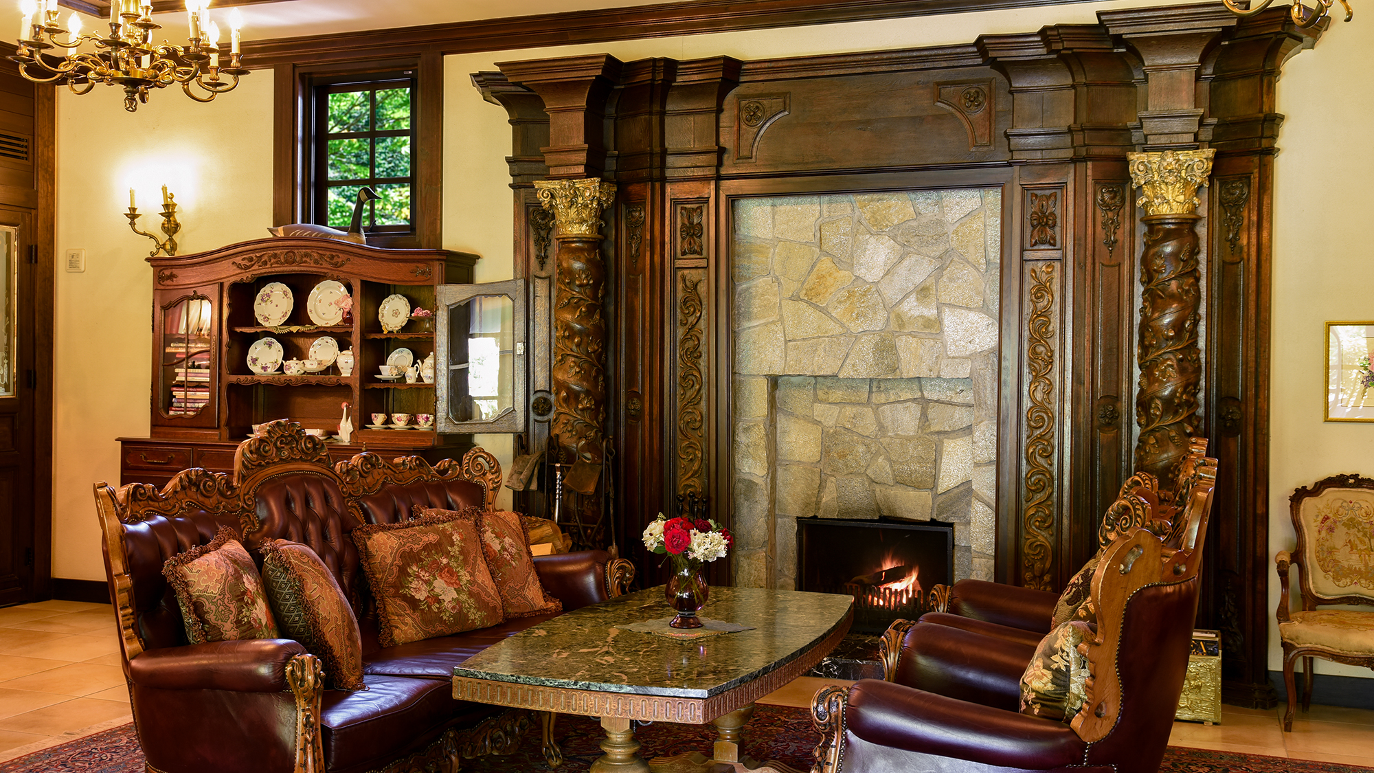 *ラウンジ/ティータイムに またはライブラリーとしてお好きな時間におくつろぎください