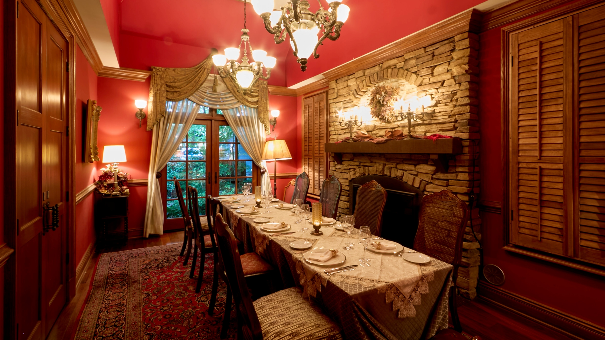 *別邸ダイニング「RUZE classique」/赤い壁と暖炉が印象的な個室『Rougeルージュ』