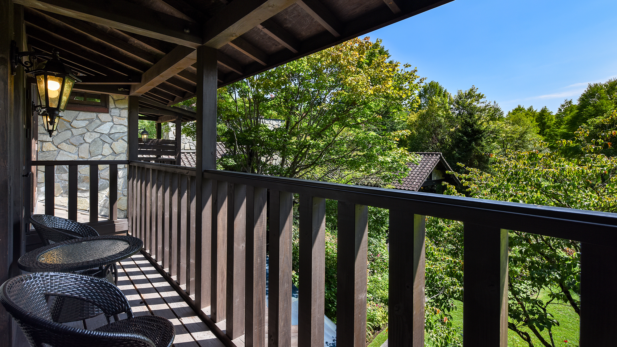 *201号室（2階）/テラスからガーデンを臨むことができます