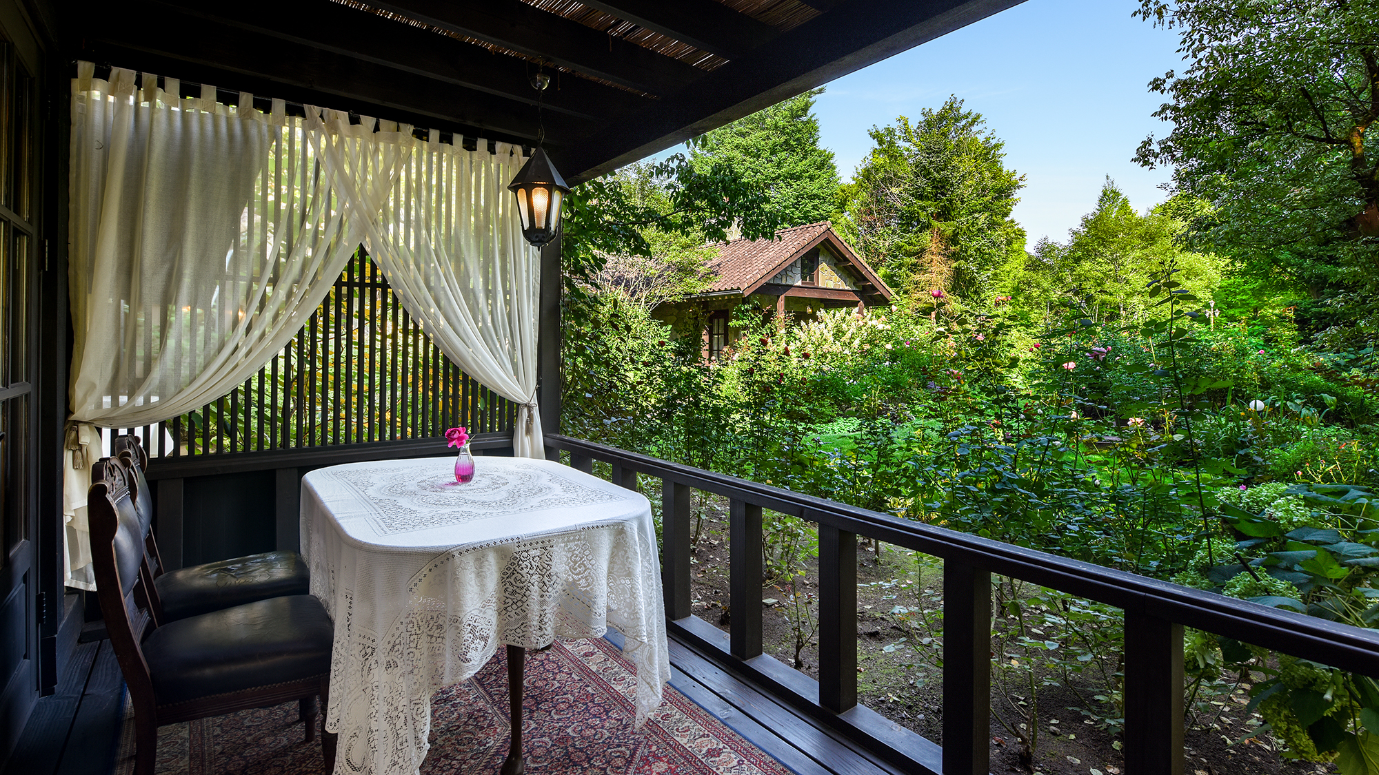 *103号室（1階特別室）/バルコニーから眺めるプライヴェートガーデン